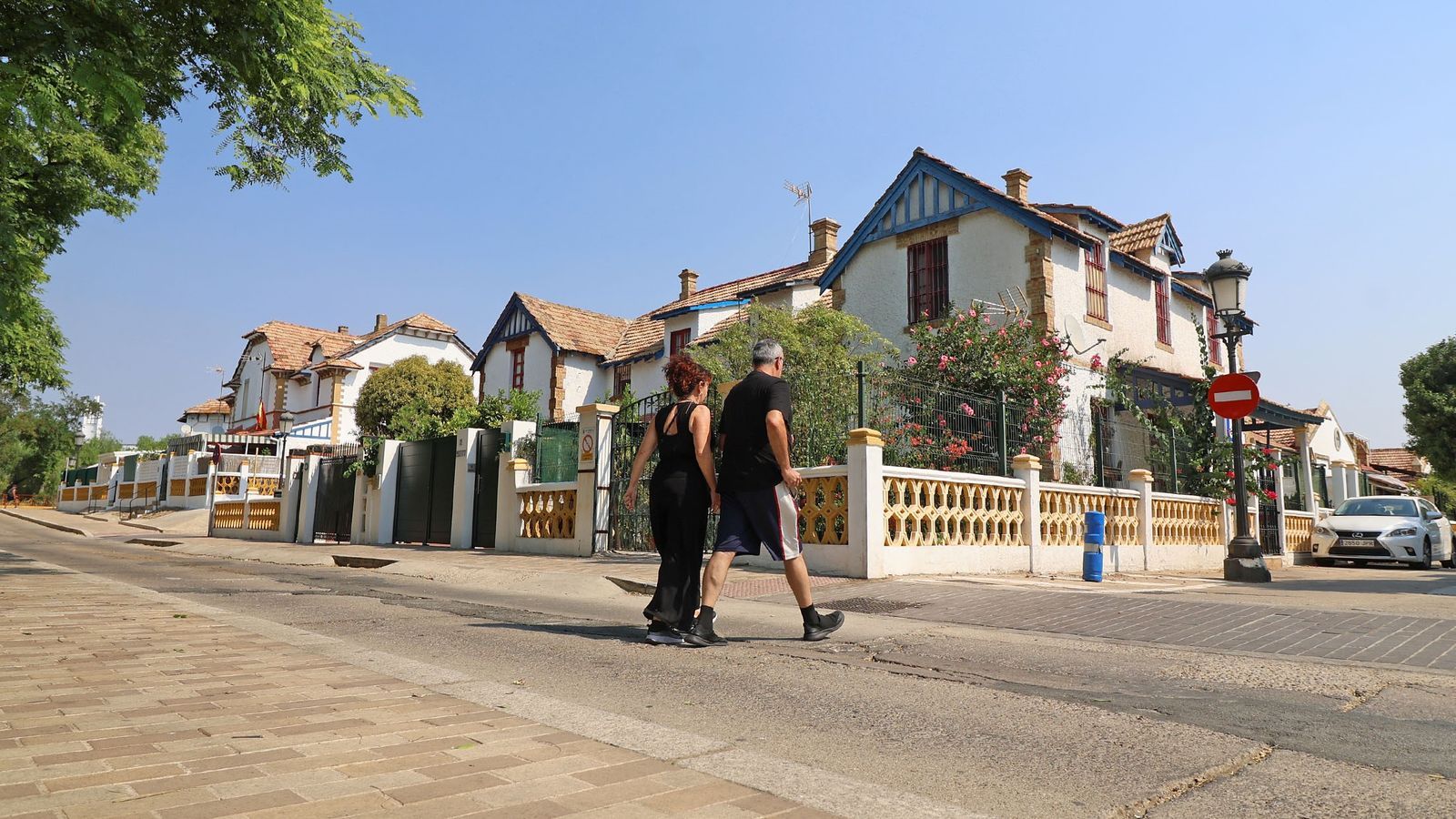 Dos vecinos pasean por el Barrio Obrero de Huelva capital.