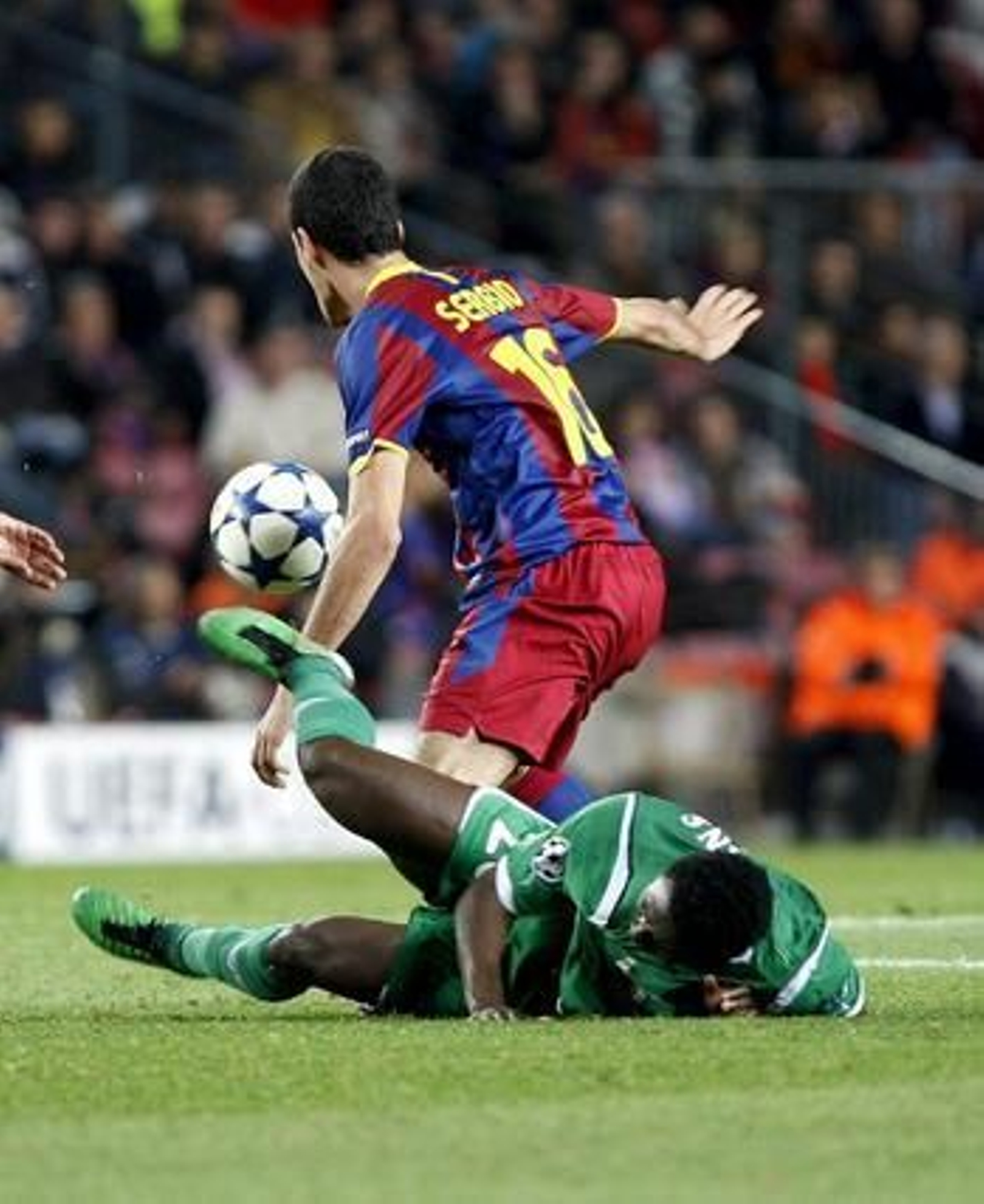 El Barcelona cierra con una victoria ante el Rubin (2-0) la primera fase de la Liga de Campeones. / EFE