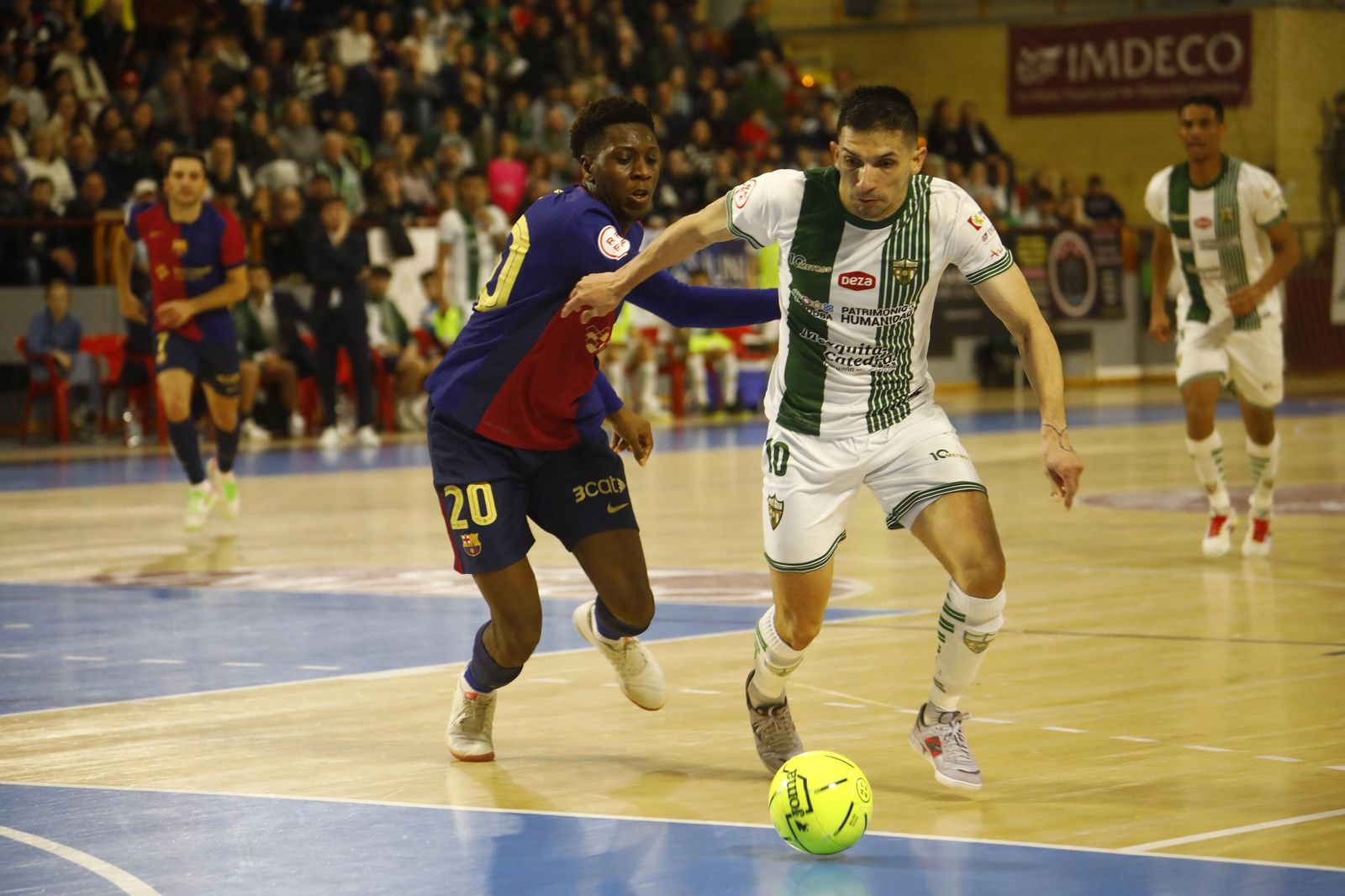 Las mejores fotos del ambiente en Vista Alegre para el Córdoba Futsal - Barça