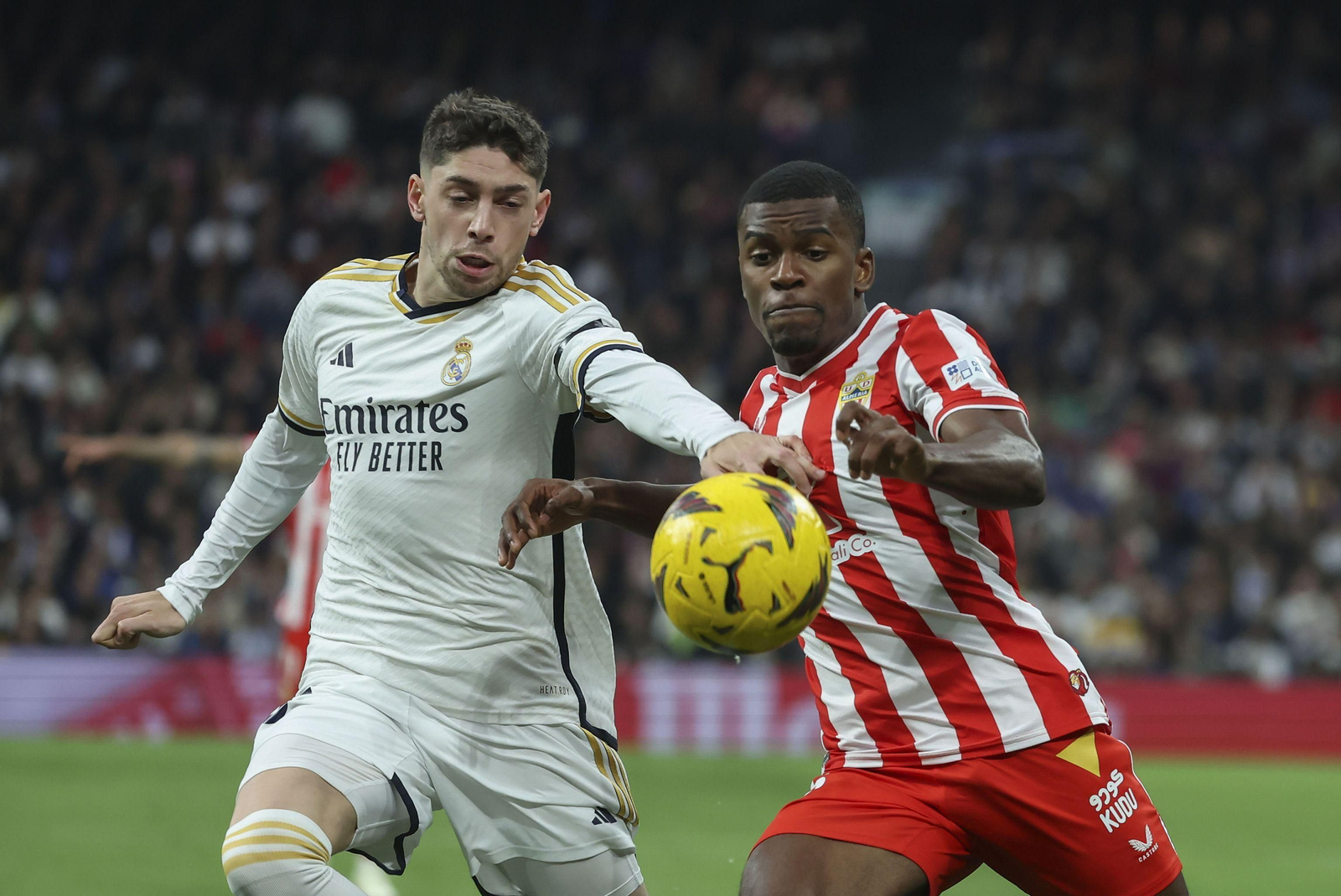 Akieme disputa un balón con Valverde en el Bernabéu