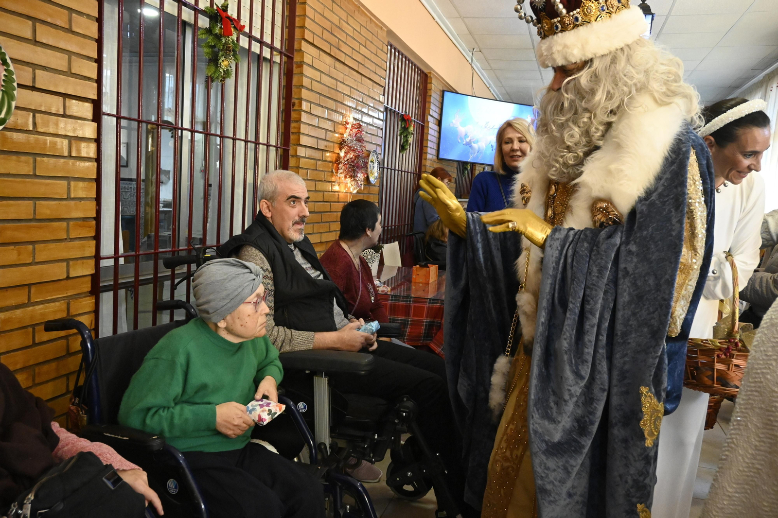 Visita de los Reyes Magos a los ancianos de los asilos de Huelva, en imágenes