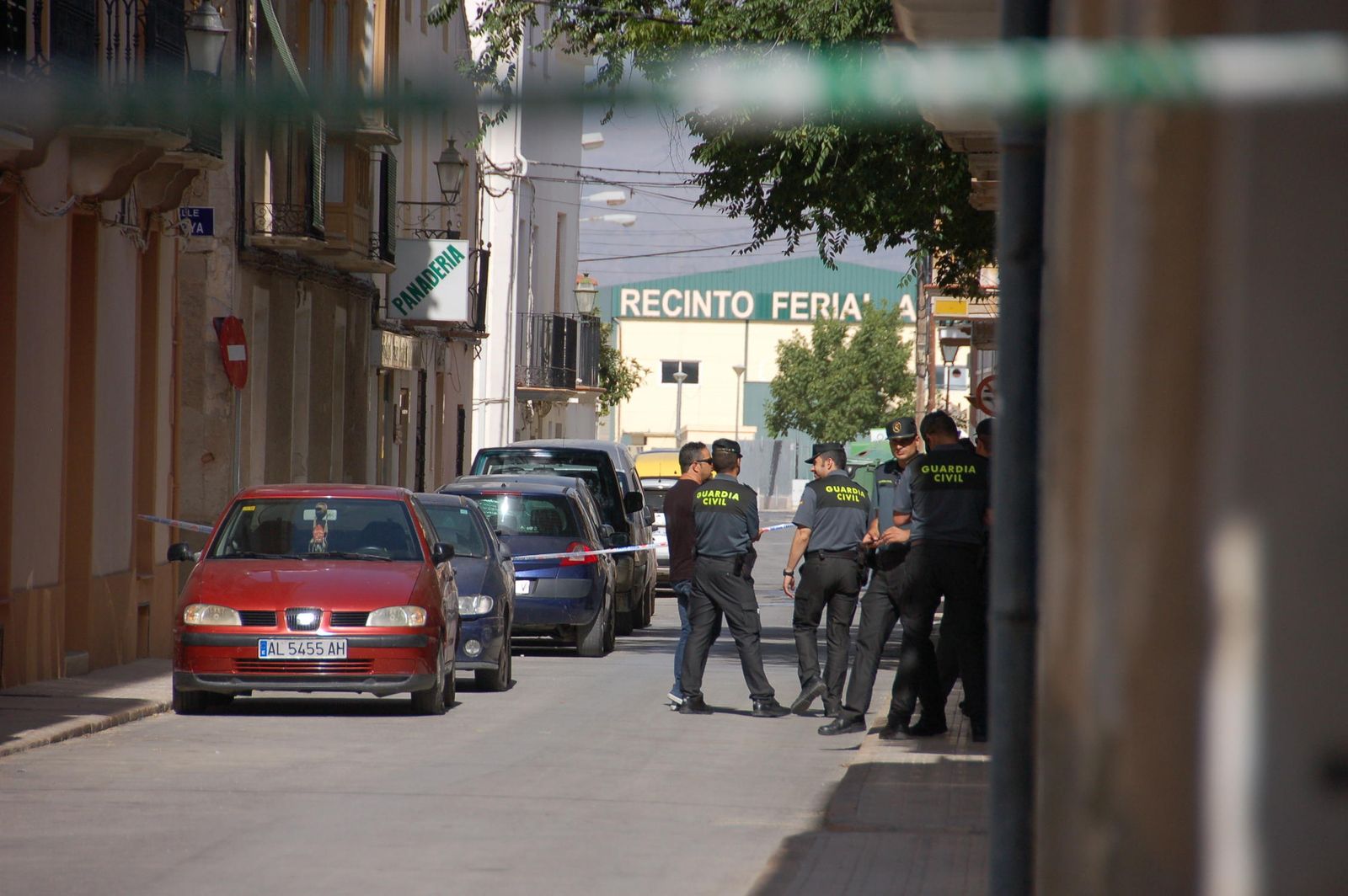 Varios agentes de la Guardia Civil custodiaban ayer la entrada de la vivienda de Huéscar donde el hombre asesinó a su mujer antes de quitarse la vida.