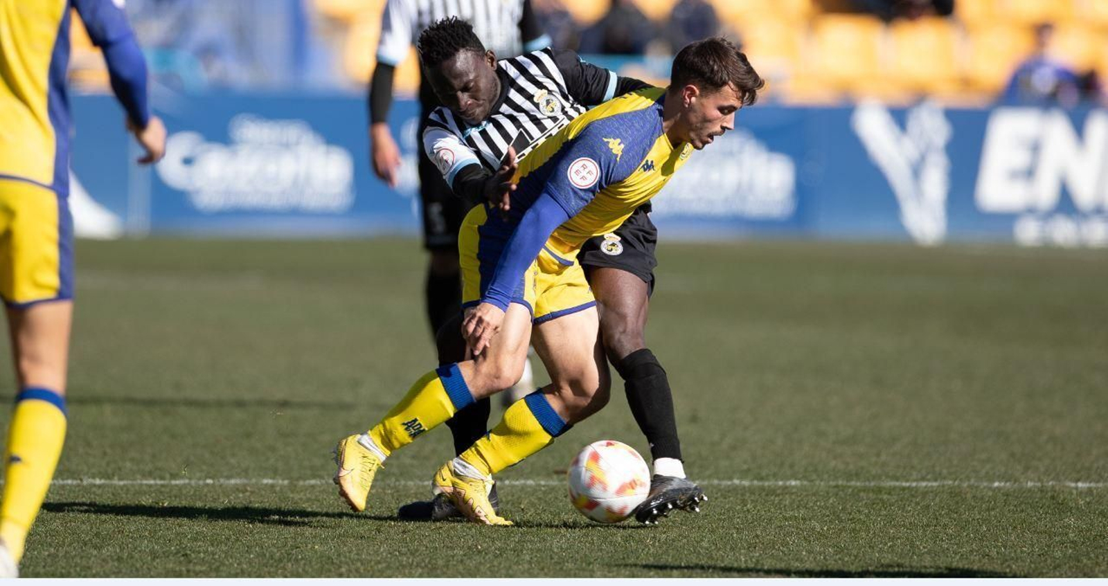 Alu Koroma, novedad en el once, forcejea con un adversario