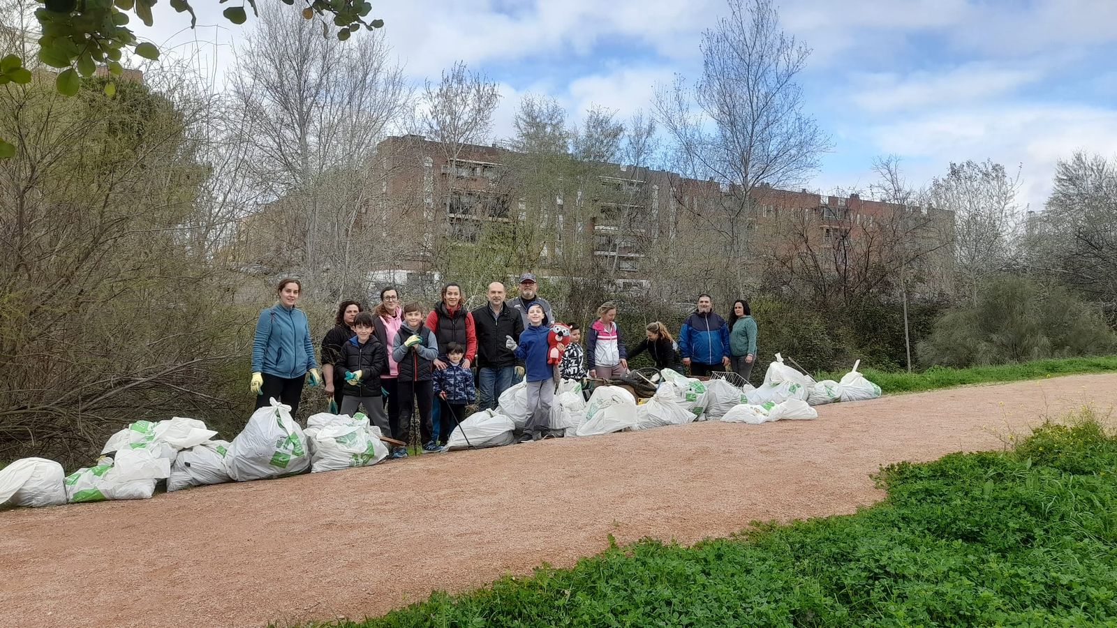 Grupo de vecinos de Fátima tras recoger deshechos del arroyo.