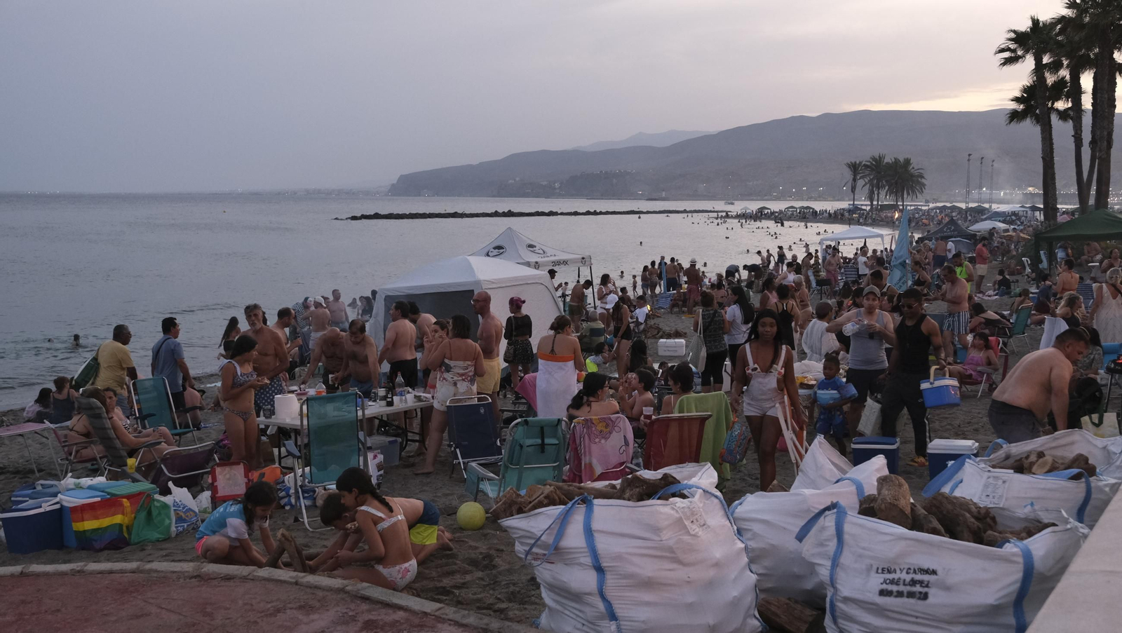La Noche de San Juan en Almería, en imágenes
