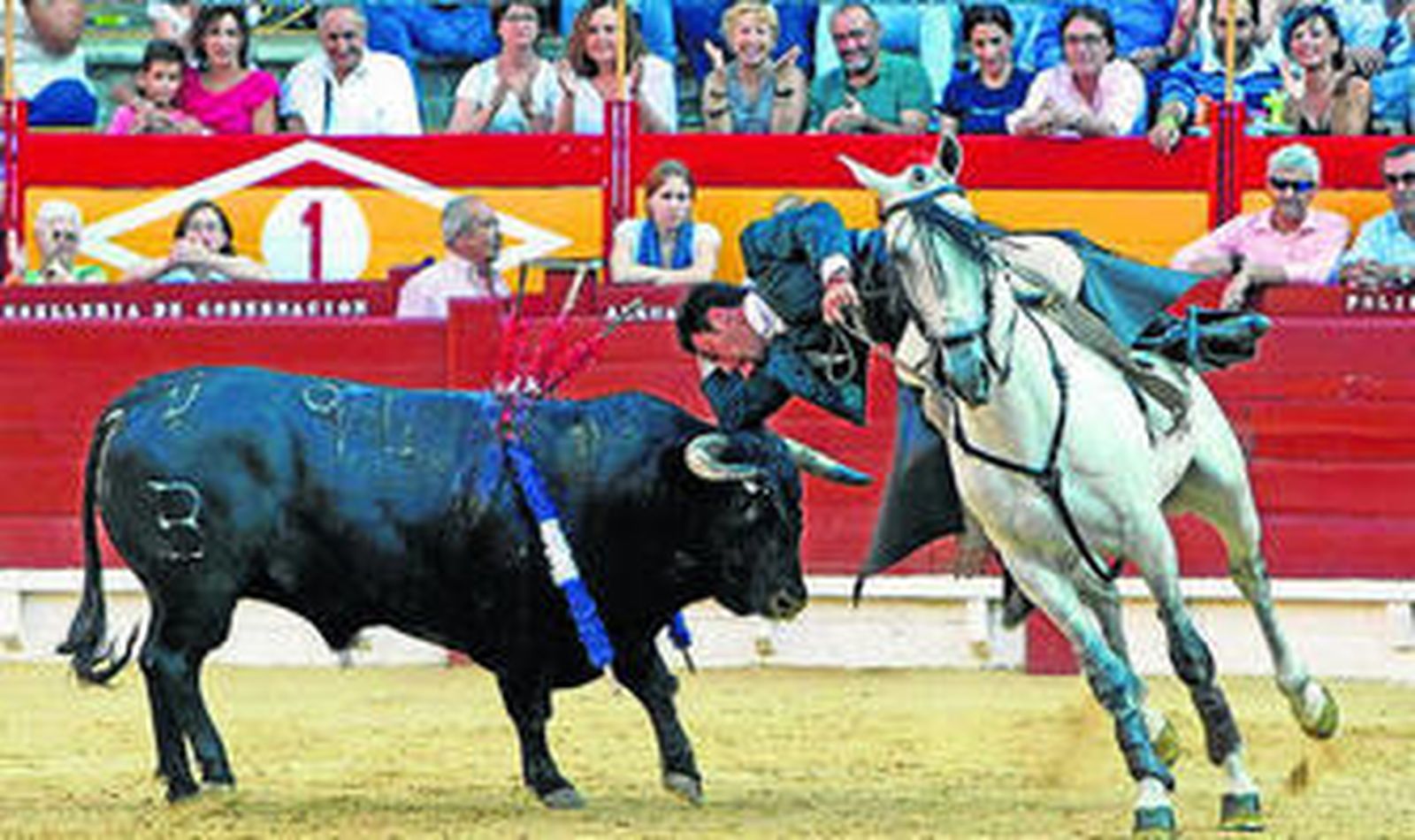 Andy Cartagena se adorna en la suerte del teléfono.