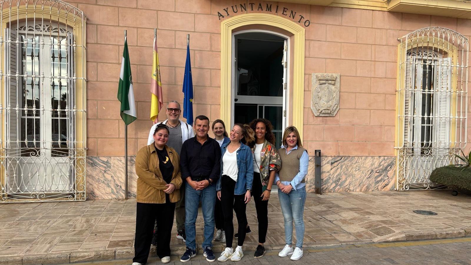 El alcalde con miembros de la productora tras reunirse en el consistorio.