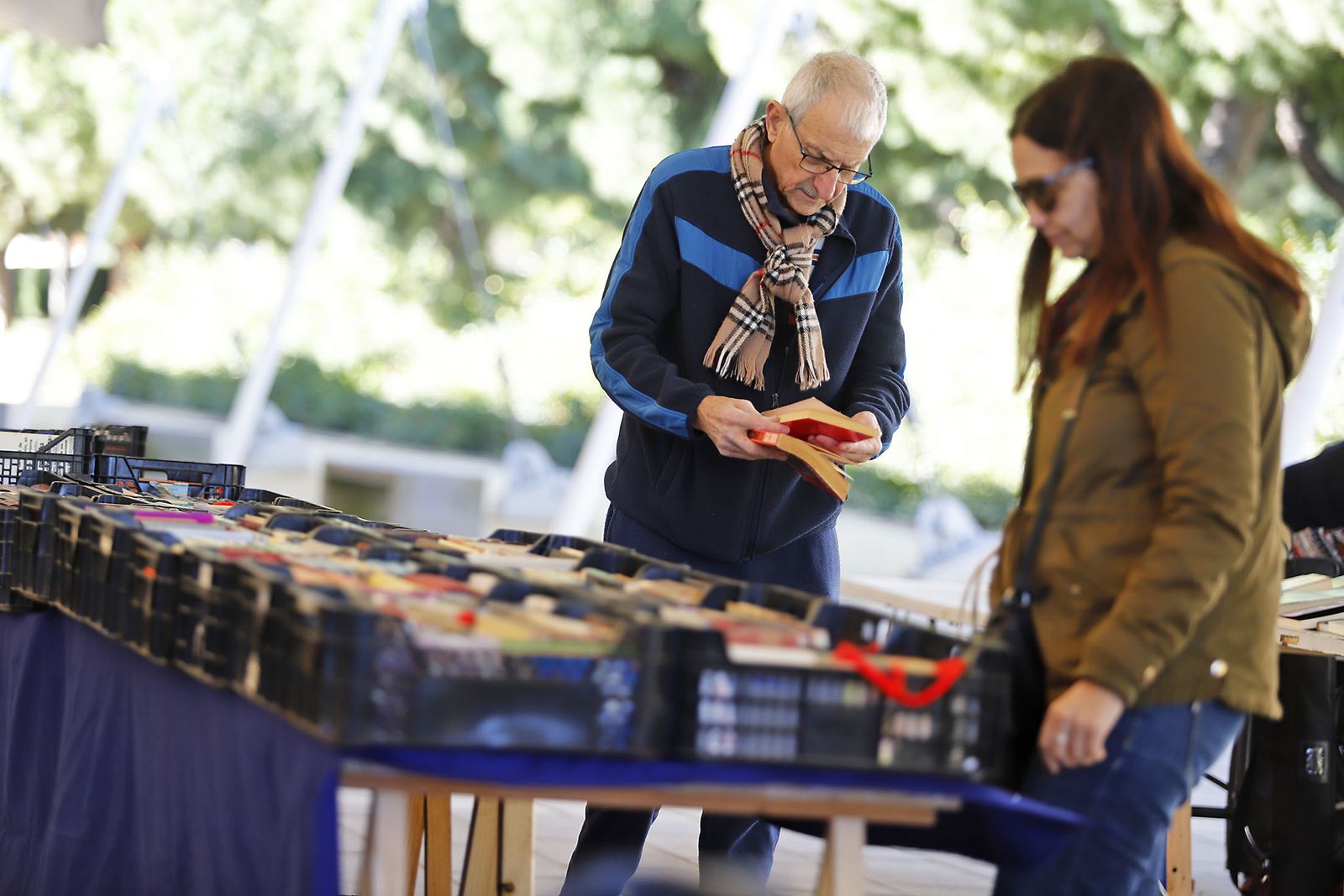 Imágenes del mercadillo solidario de Ayre en Huelva
