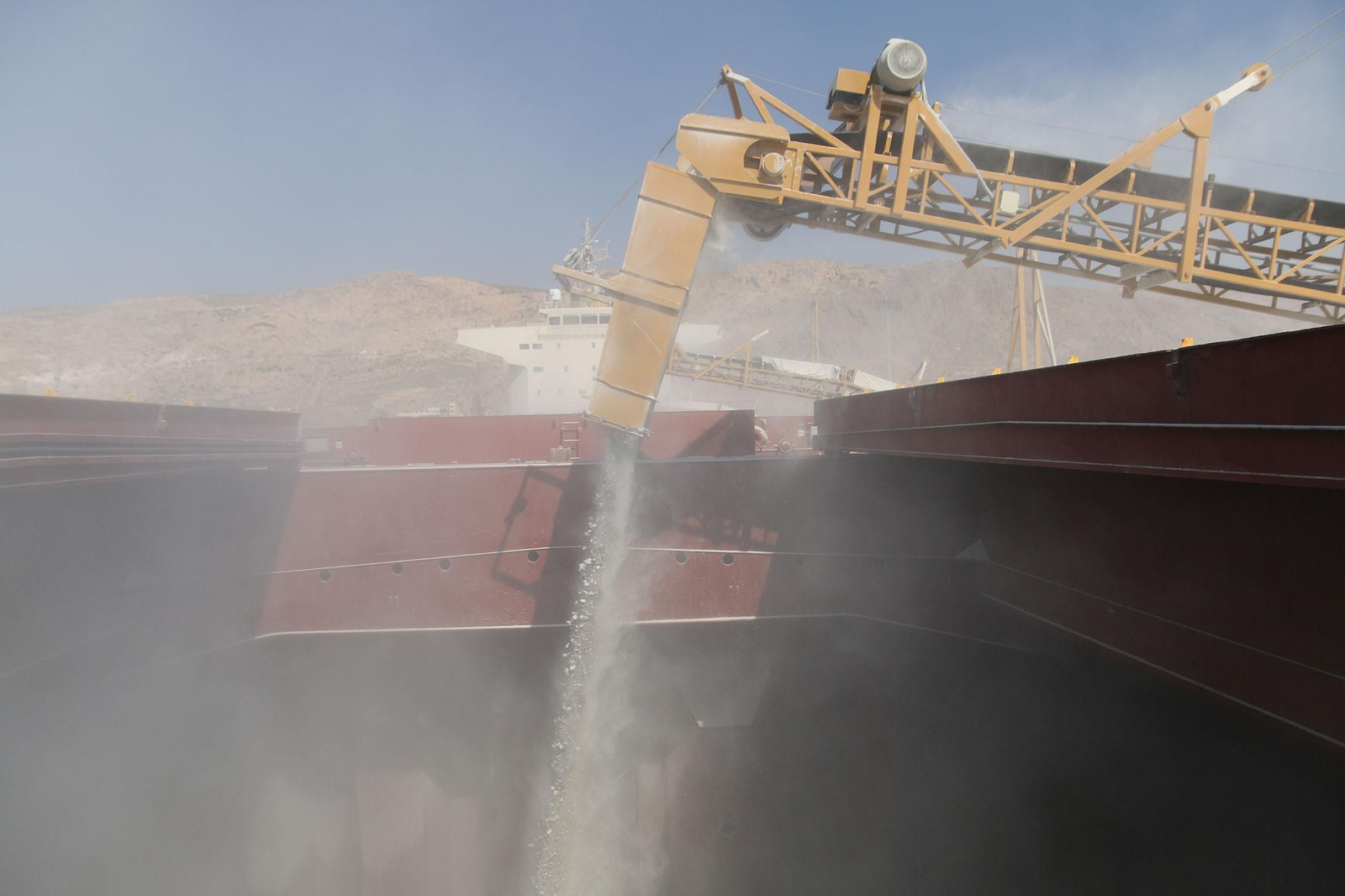 Así se carga en grandes barcos el yeso de Almería para exportarlo al extranjero