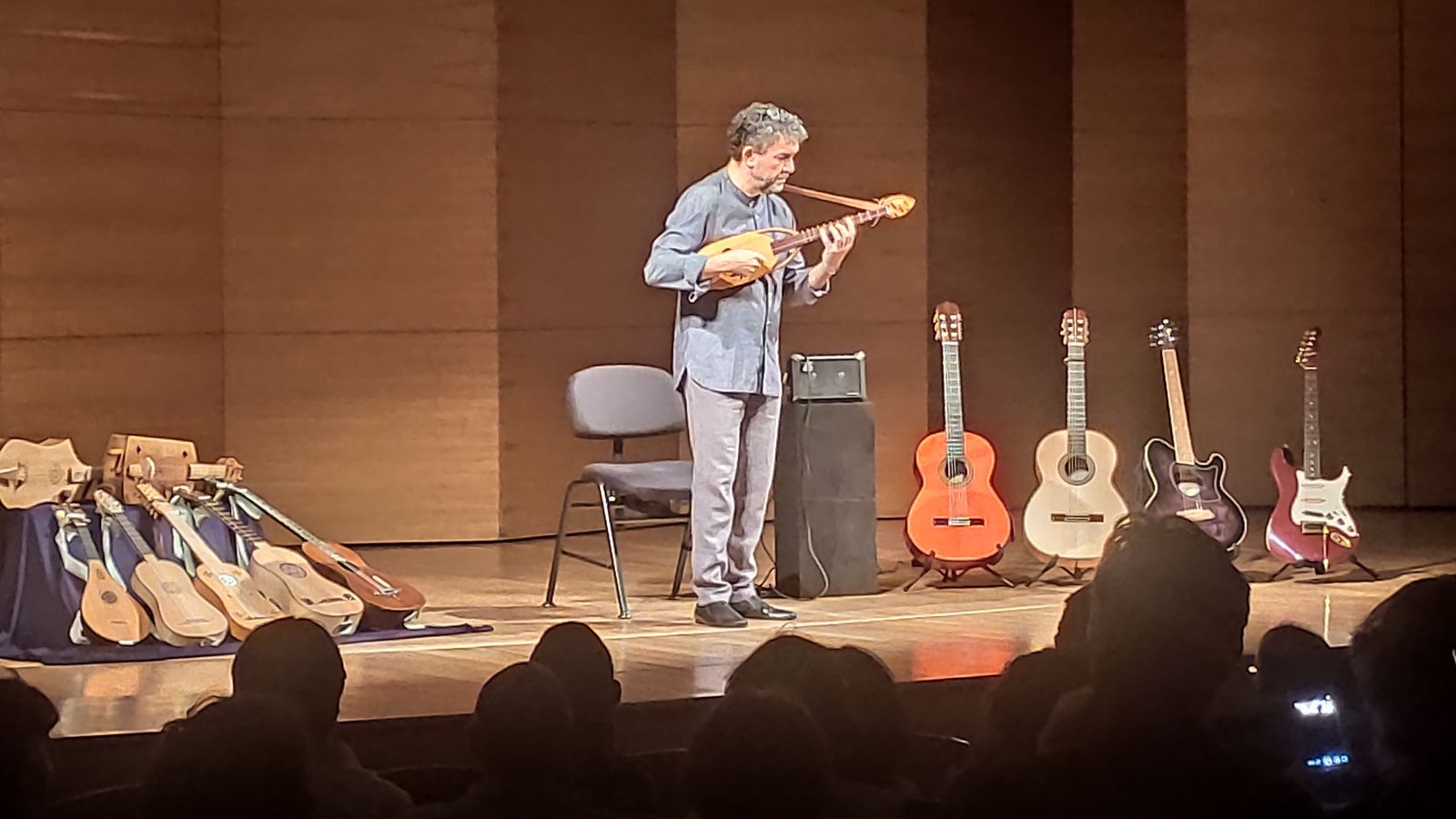 José Luis Pastor con una vihuela de péñola.