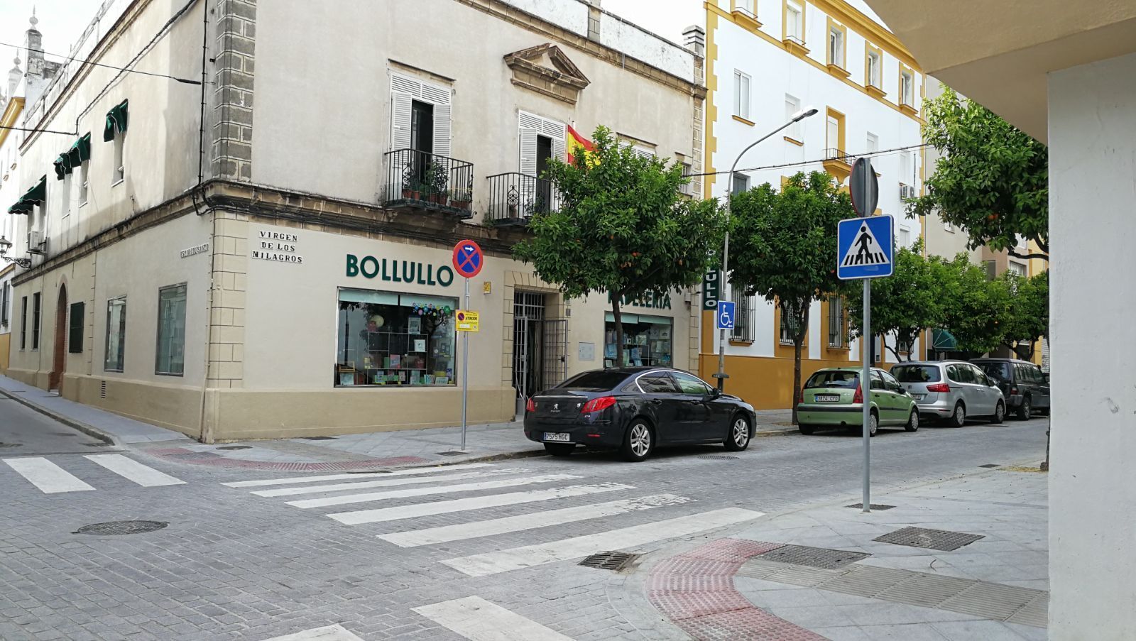 Una imagen del lugar donde se produjo el suceso, a las puertas de la papelería Bollullo.