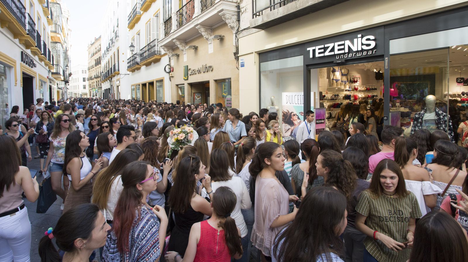 Los jóvenes haciendo cola en la puerta del comercio para ver a la bloguera.