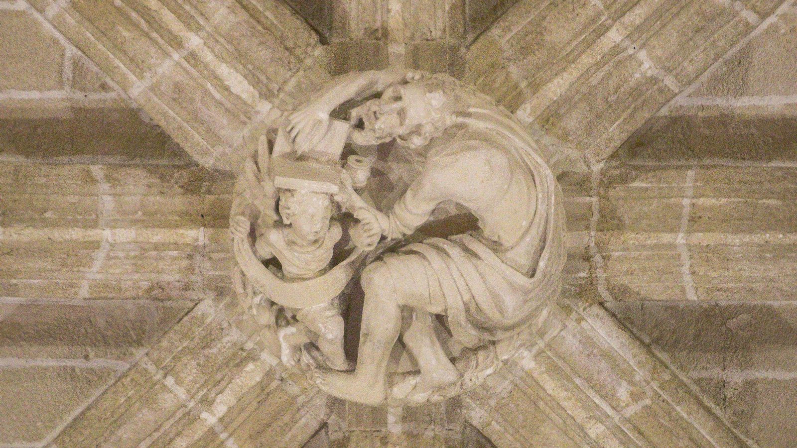 Clave central de la bóveda del antepresbiterio, donde queda representado el titular del templo en sus quehaceres escriturarios.