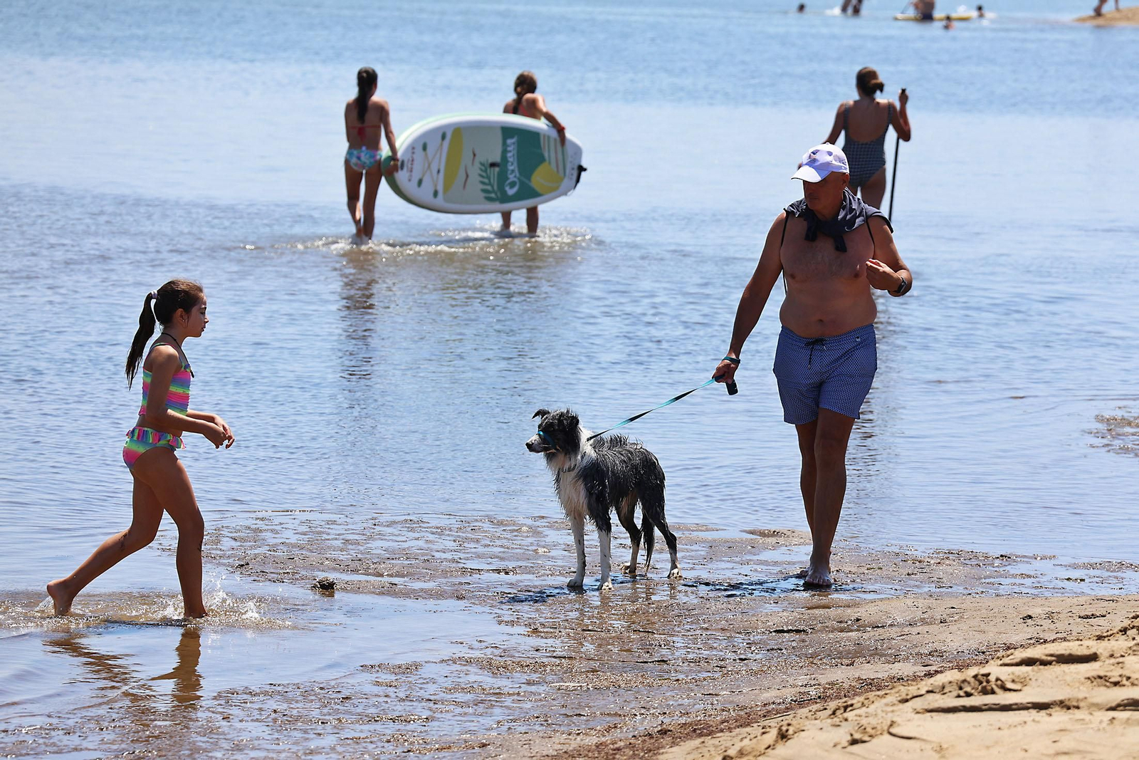 Ambiente en las playas de Huelva en la mañana de domingo
