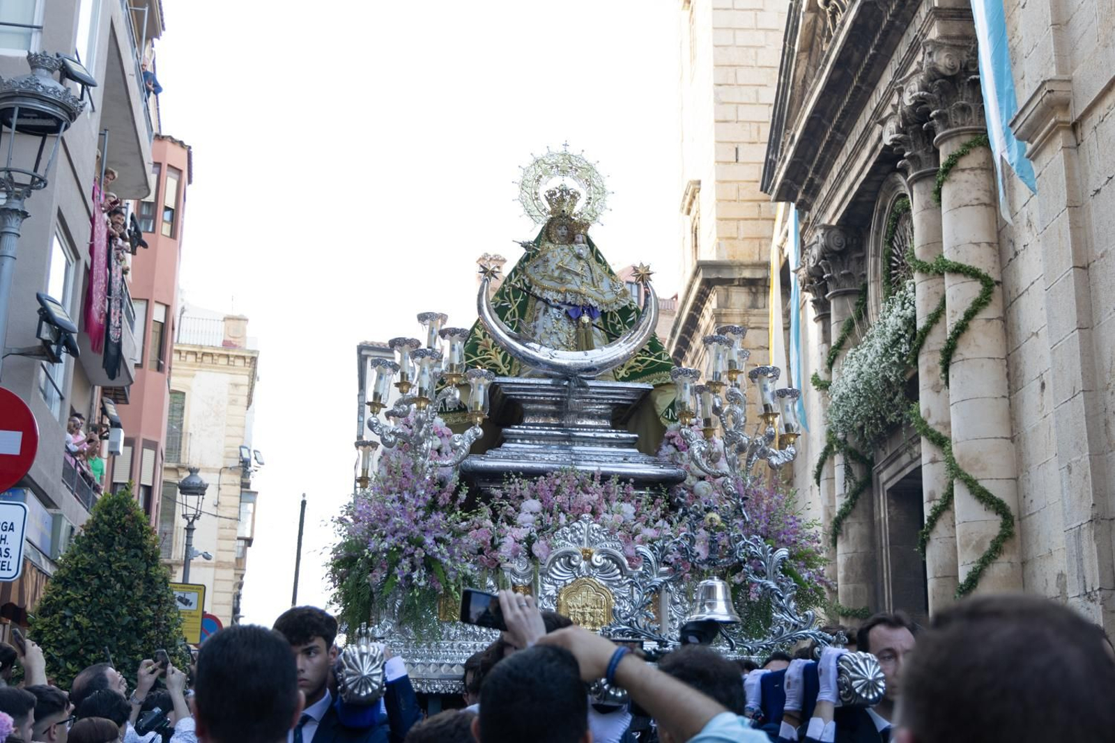 Así ha procesionado la Virgen de la Capilla por Jaén en su día grande.