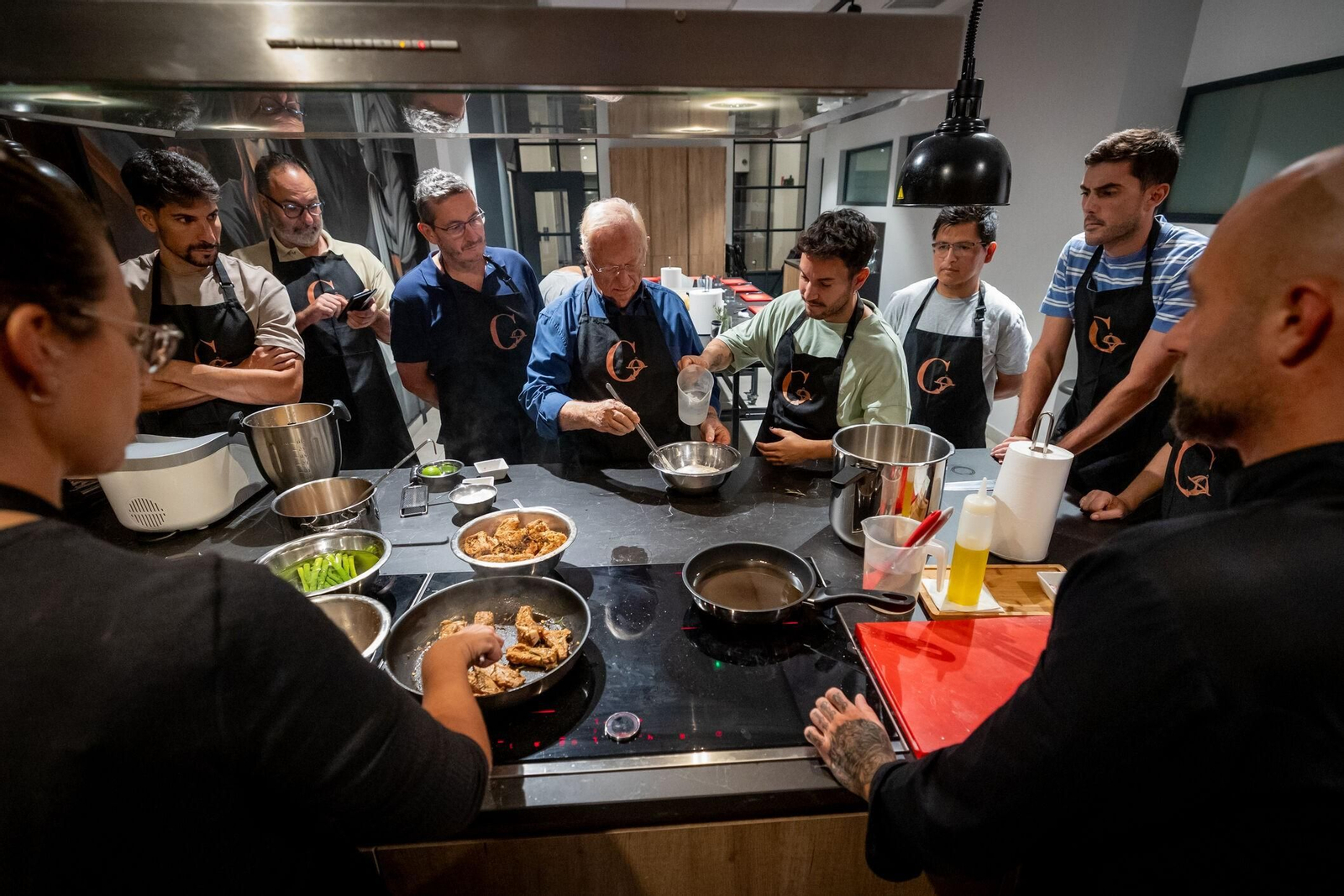 Pablo Mariñas, propietario y chef de Gastrológico, observa a unos alumnos en una clase de cocina.