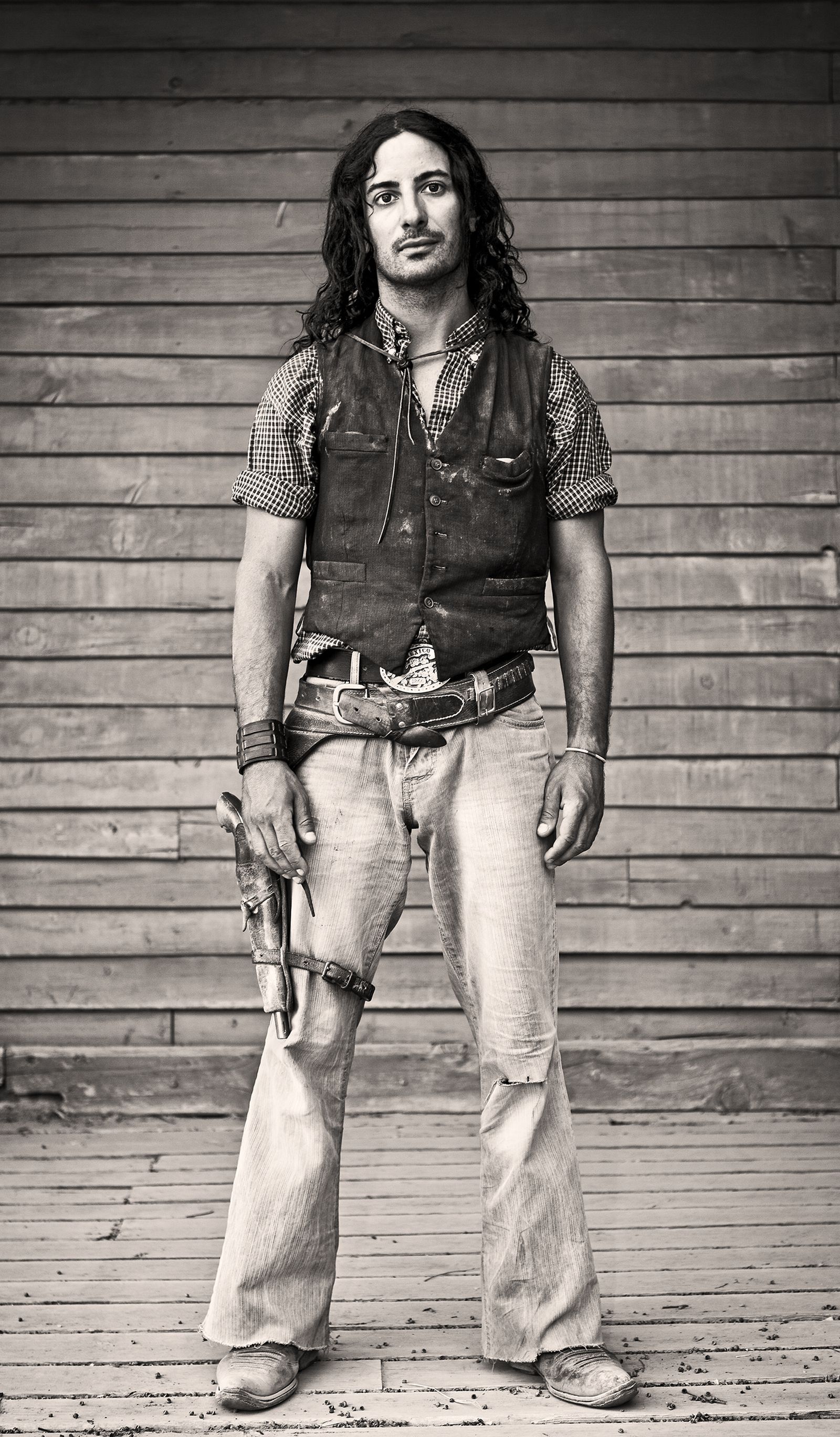 Alberto Morales con sombrero a la espalda en Tabernas.