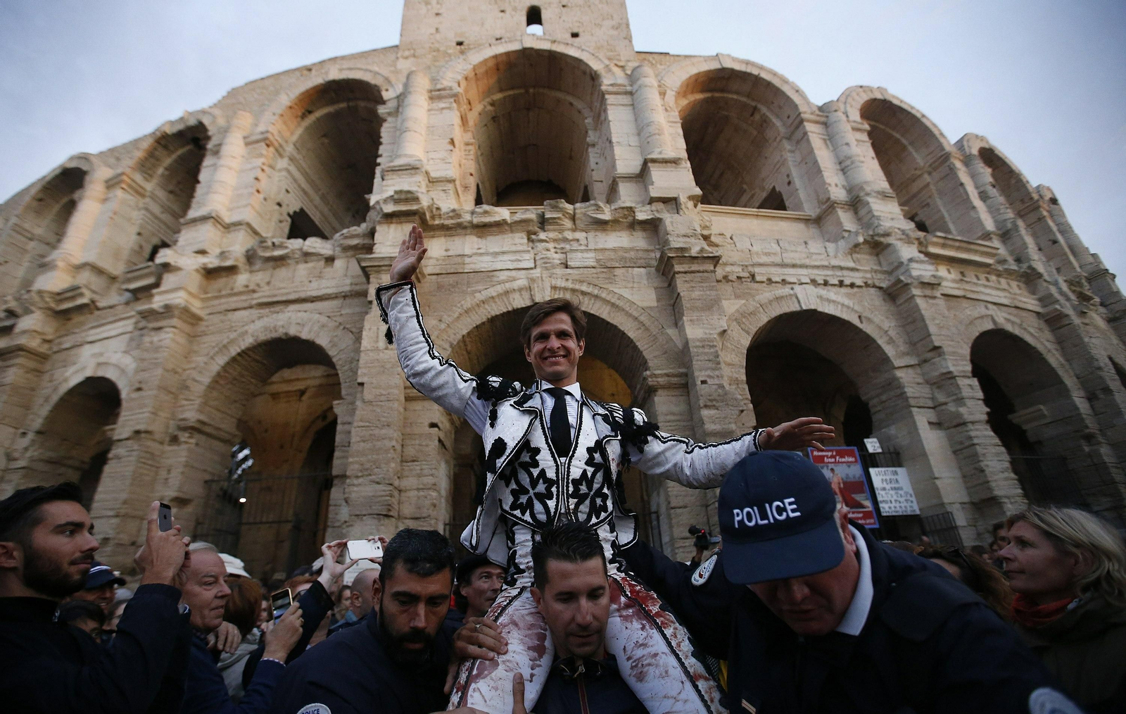El Juli saliendo por la puerta grande de Arles.