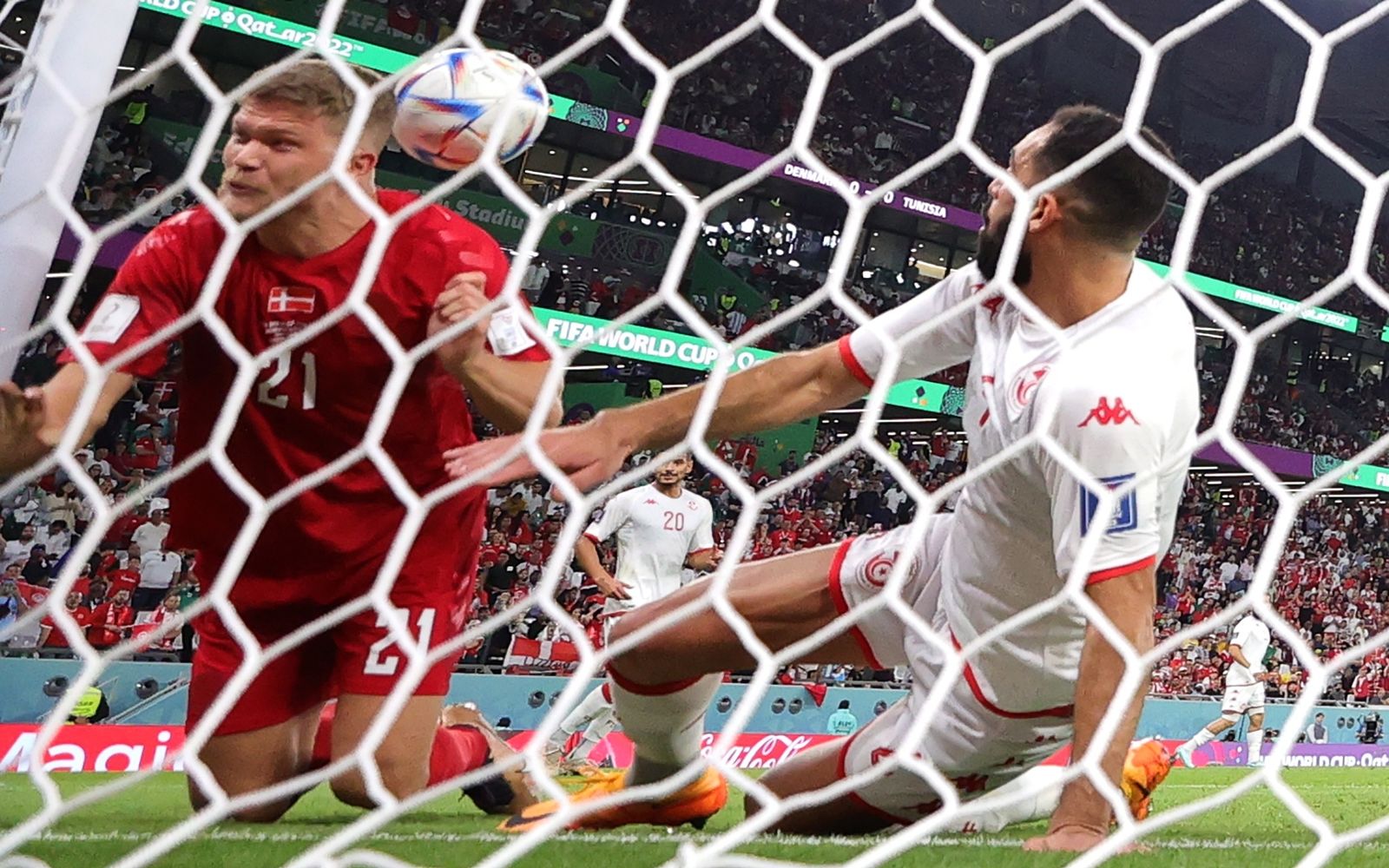 Cornelius no llega al remate en la ocasión más clara de los daneses.