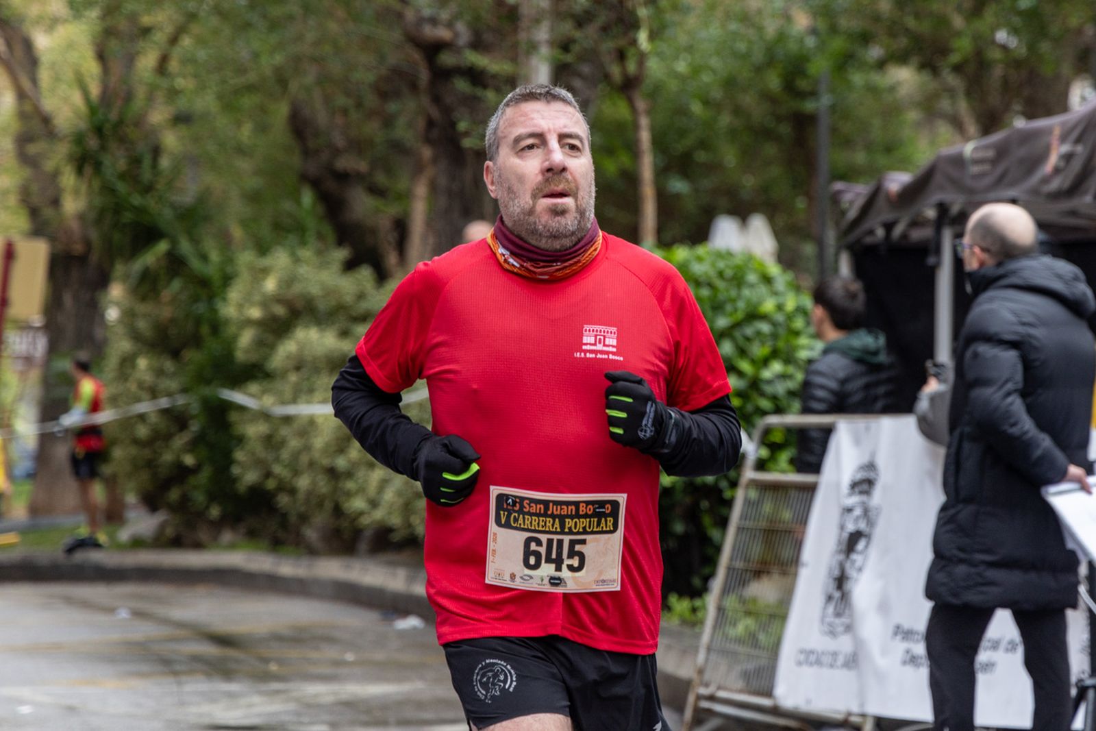 En imágenes: la lluvia no frena a más de un millar de corredores en la V Carrera Popular del IES San Juan Bosco (2)