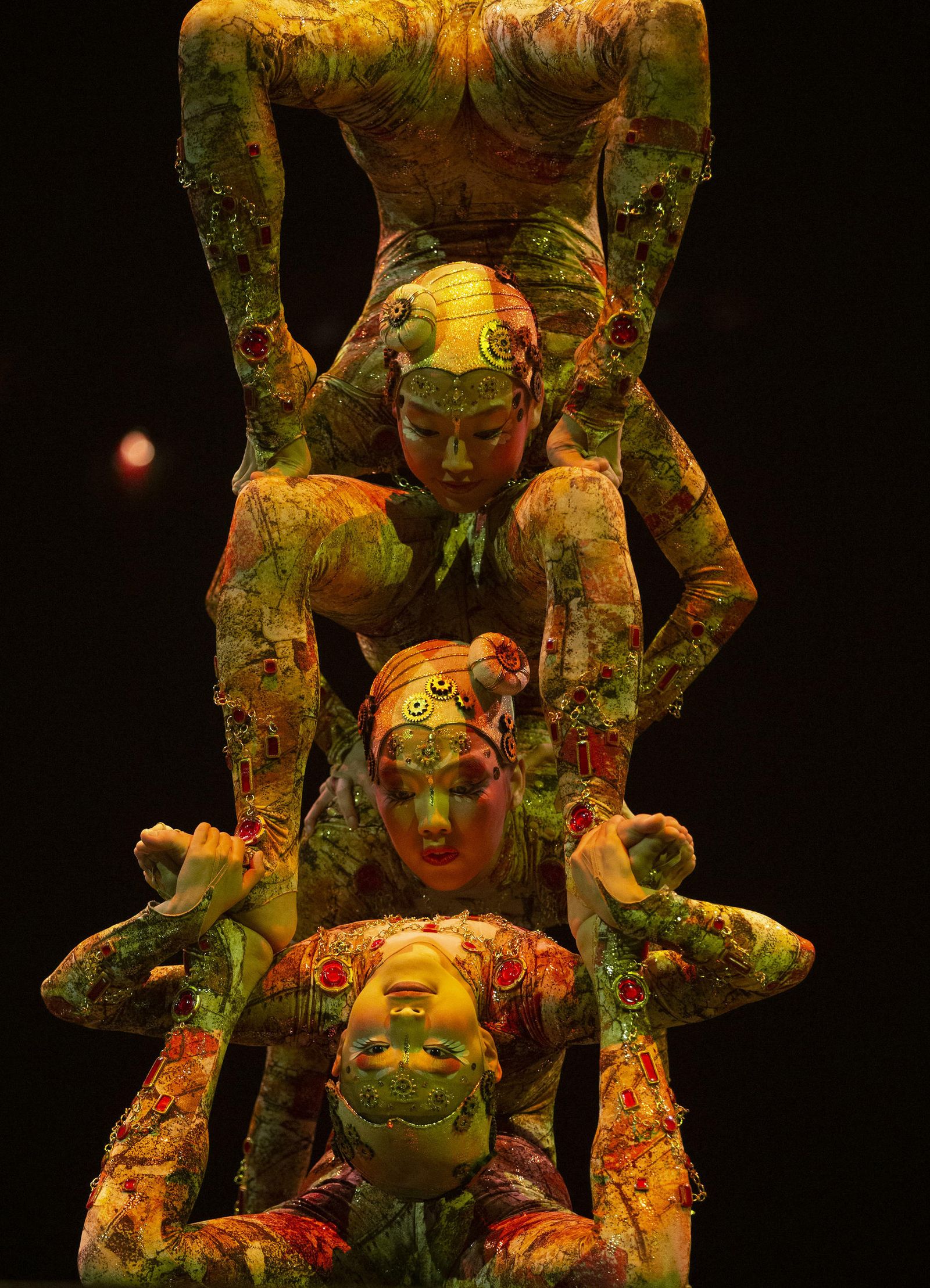 Los números de contorsionismo son algunos de los más impactantes.