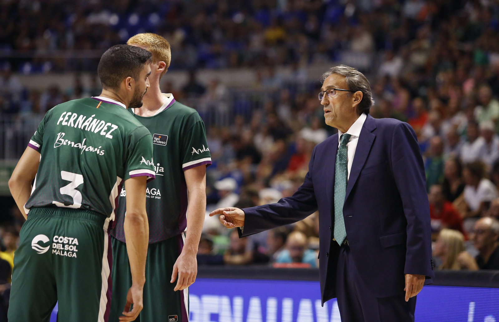 Luis Casimiro conversa con Jaime Fernández y Alberto Díaz.
