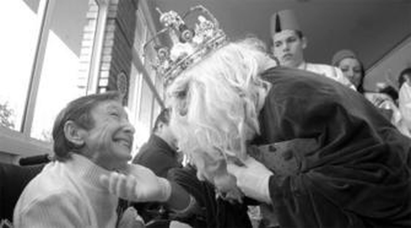 Melchor saluda a una residente del hogar María de Nazaret.