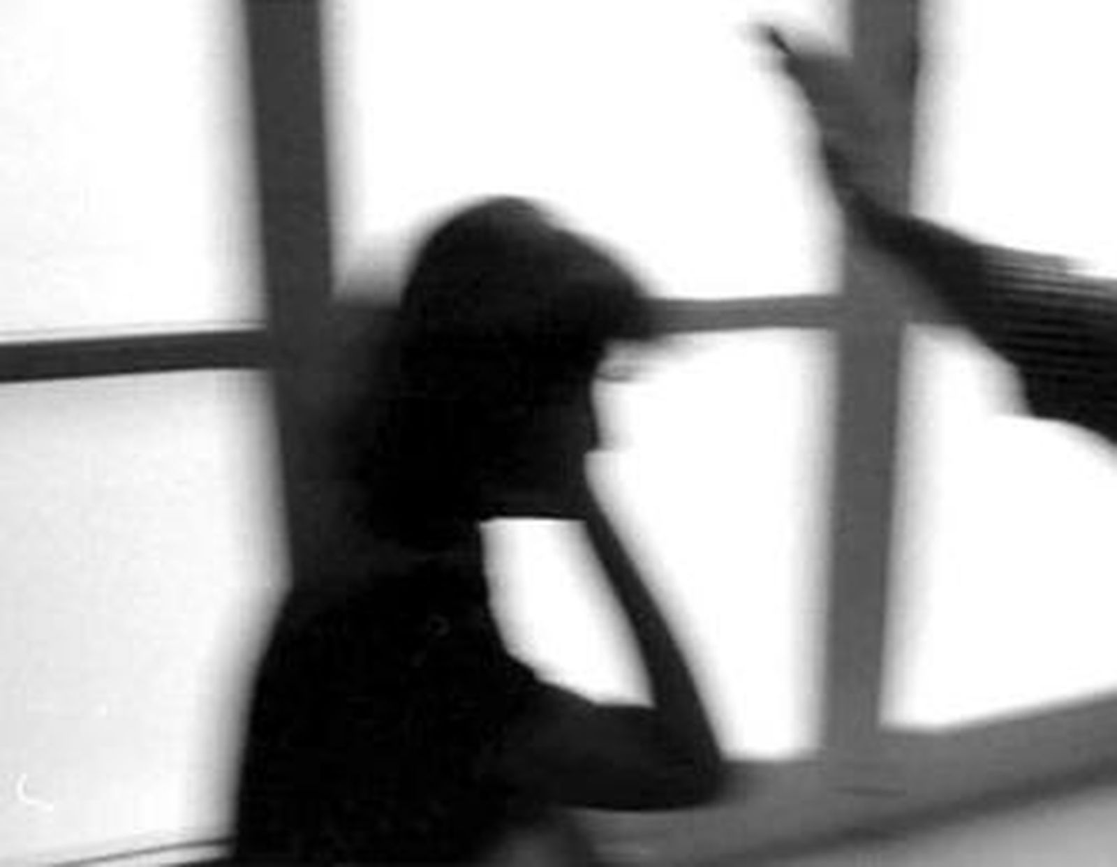 Una mujer es agredida por su pareja.