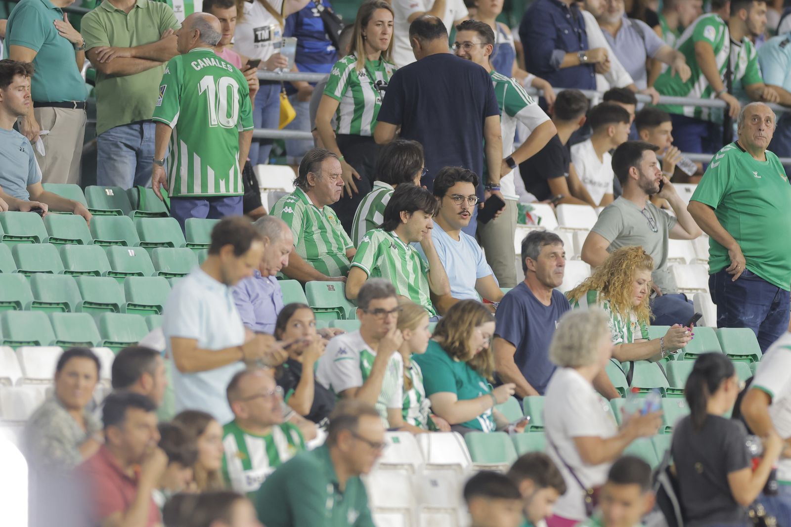 Búscate en las fotos del Betis-Valencia