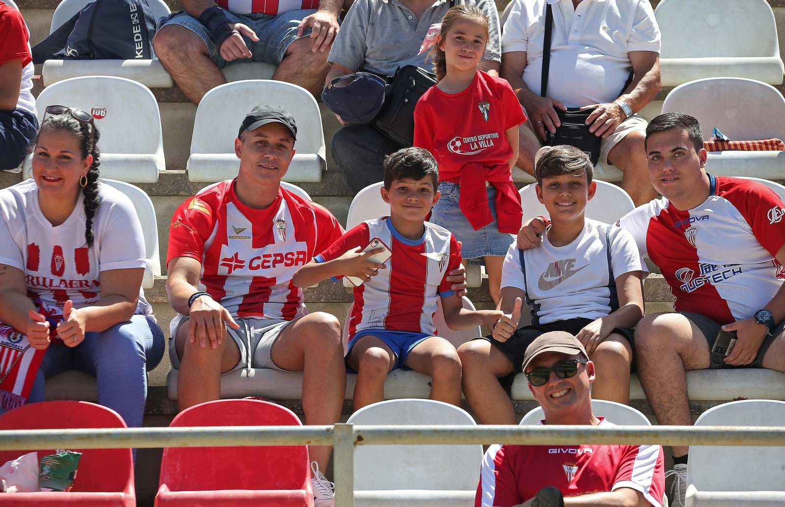 Fotos de la afición durante el Algeciras - Celta B en el estadio Nuevo Mirador