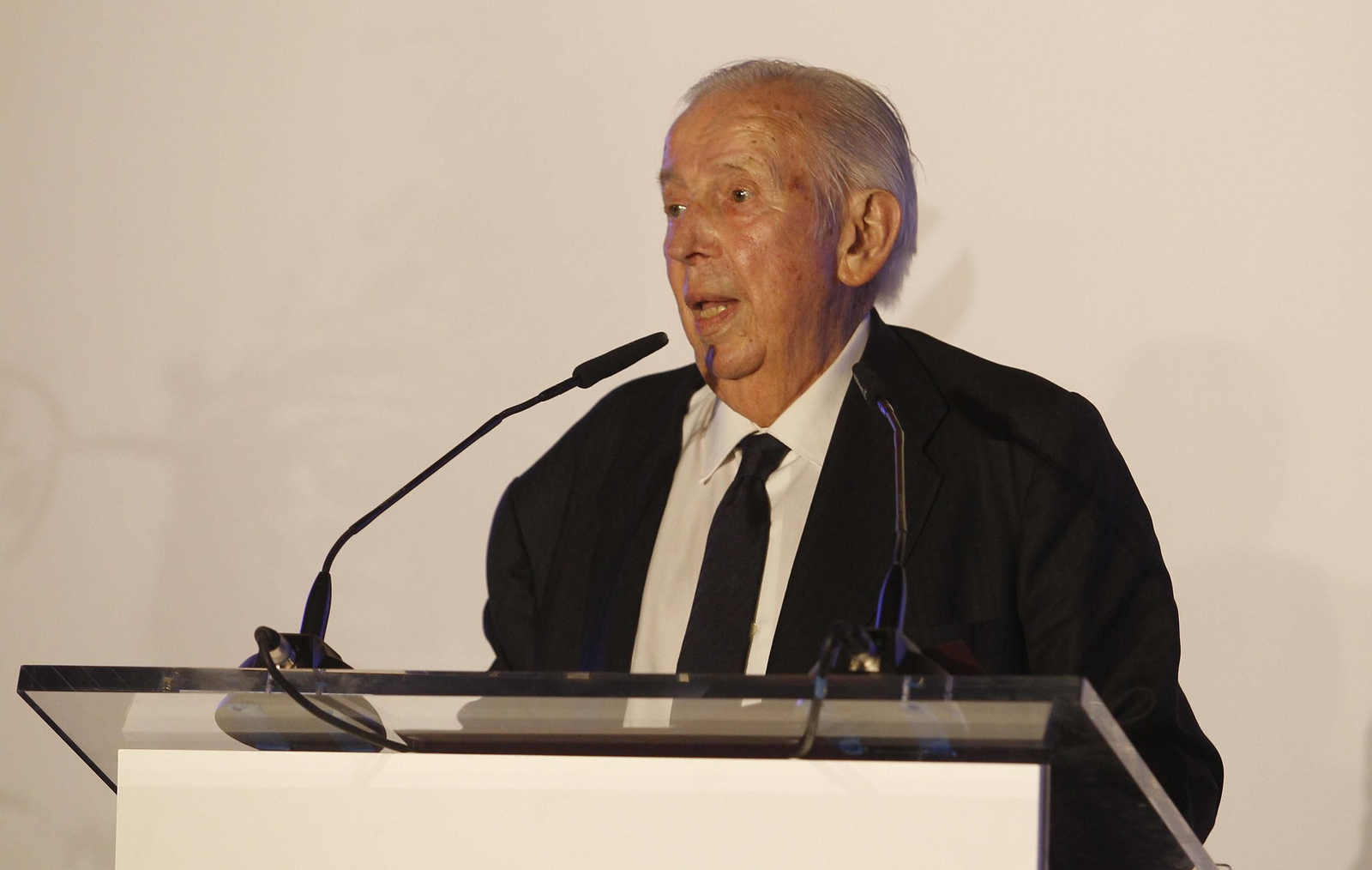 Manuel Olivencia, en su discurso tras recibir el premio Clavero.