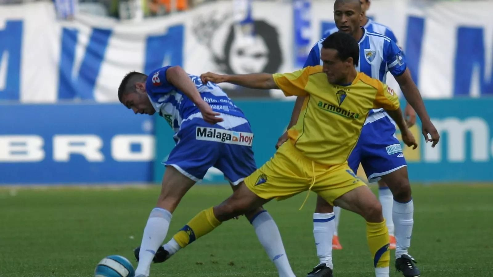 César Caneda pugna con un rival en el Málaga-Cádiz de la 2006/07.
