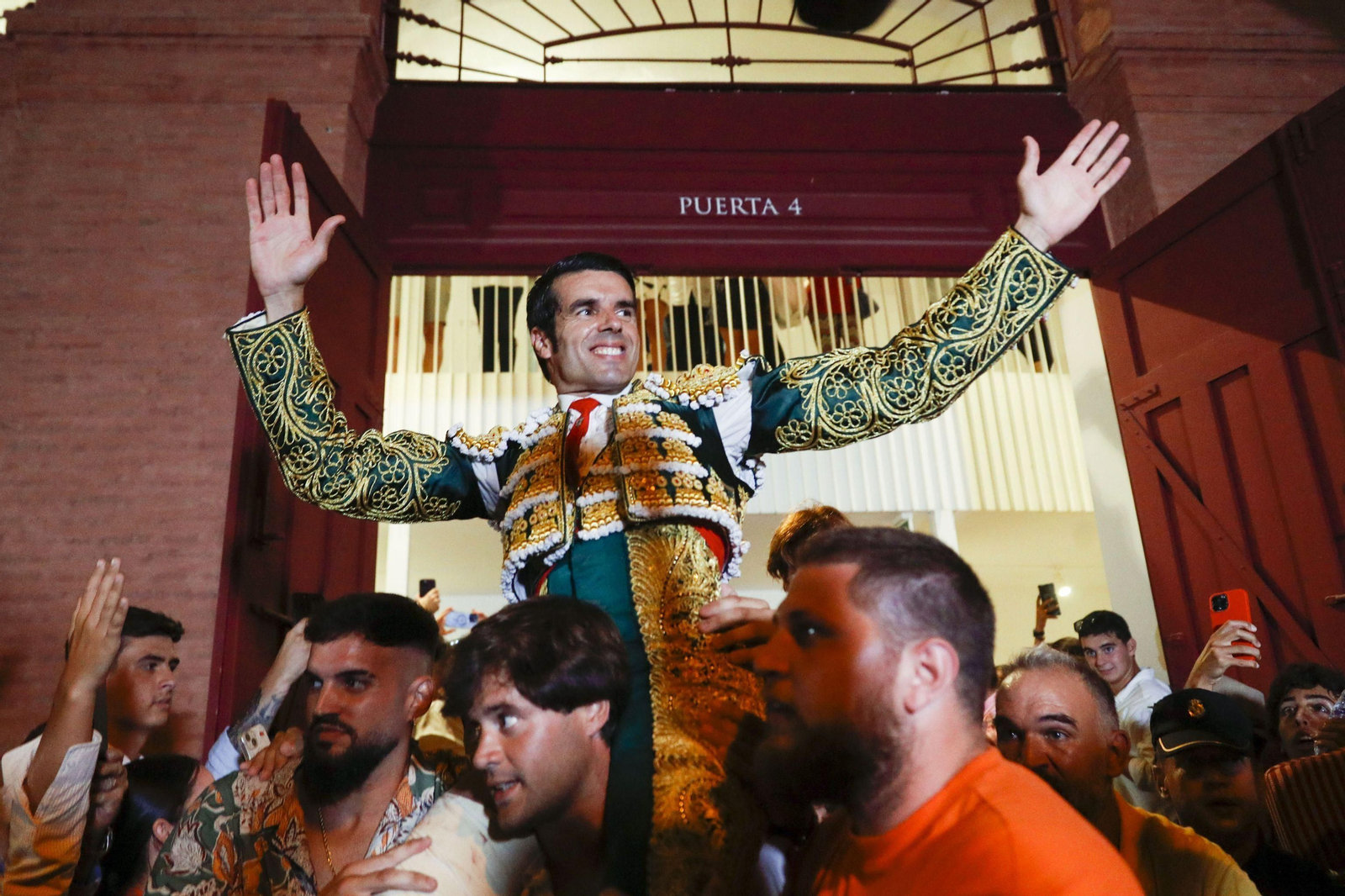 El diestro Emilio de Justo sale a hombros tras la corrida de la Feria de Málaga celebrada este lunes en la plaza de La Malagueta.