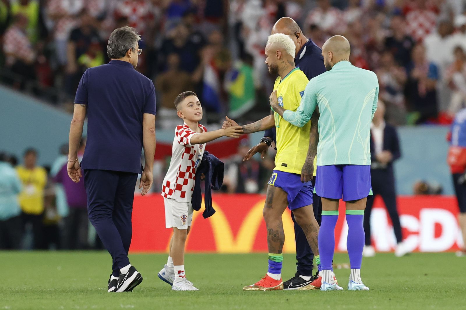 Un niño croata saluda a Neymar, lloroso, tras la eliminación de Brasil ante Daniel Alves.