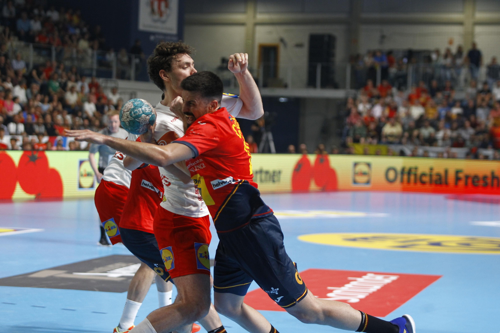 Imágenes del España-Dinamarca de la EHF Euro Cup de balonmano, en Almería