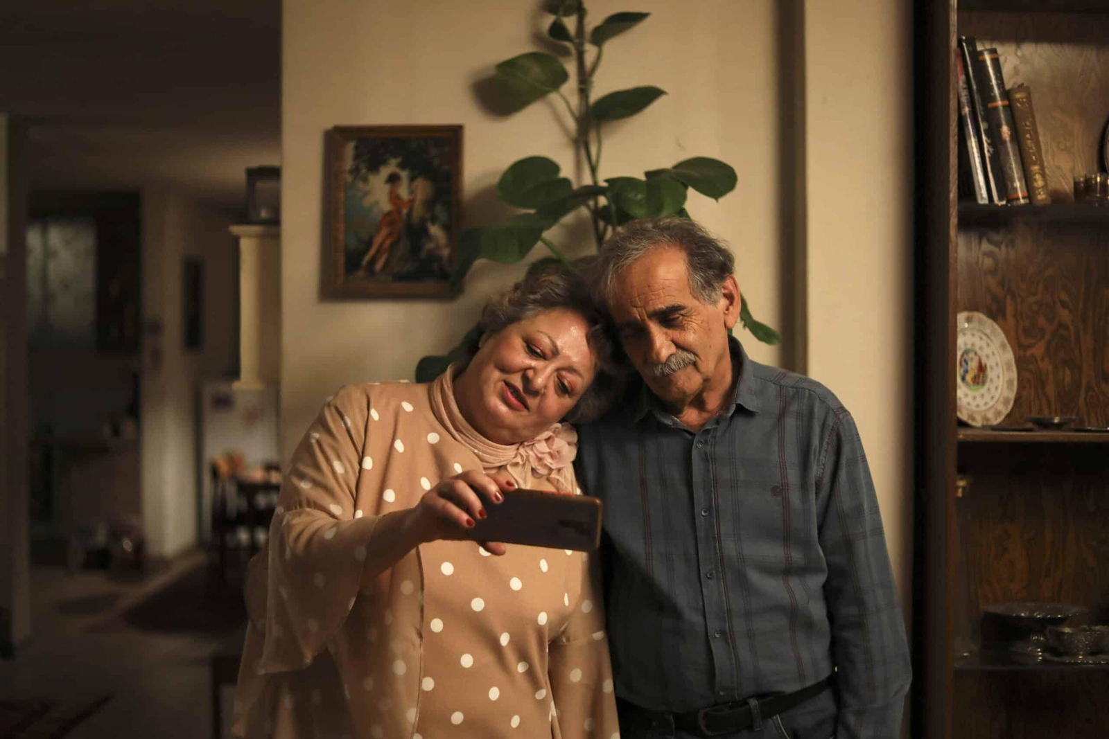 Lili Farhadpour y Esmaeel Mehrabi en una imagen del filme.