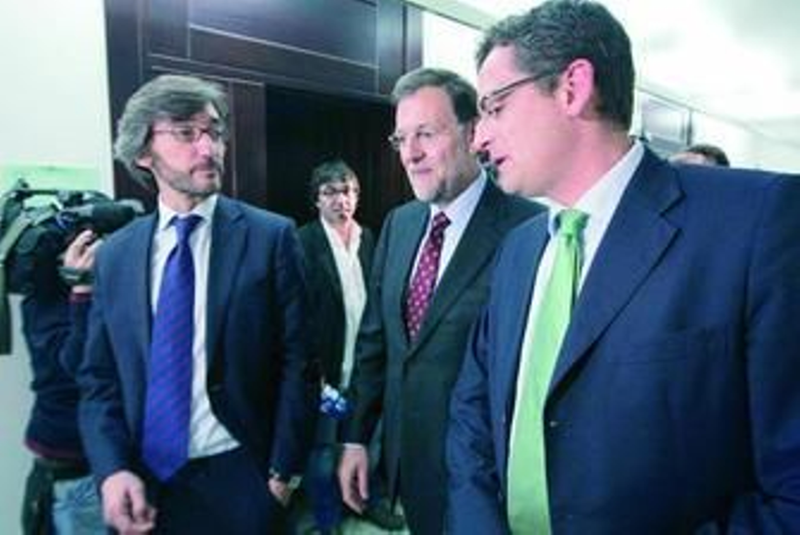 Rajoy acompañado de Basagoiti (dcha.) y Oyarzábal, ayer en los pasillos del Parlamento de Vitoria.