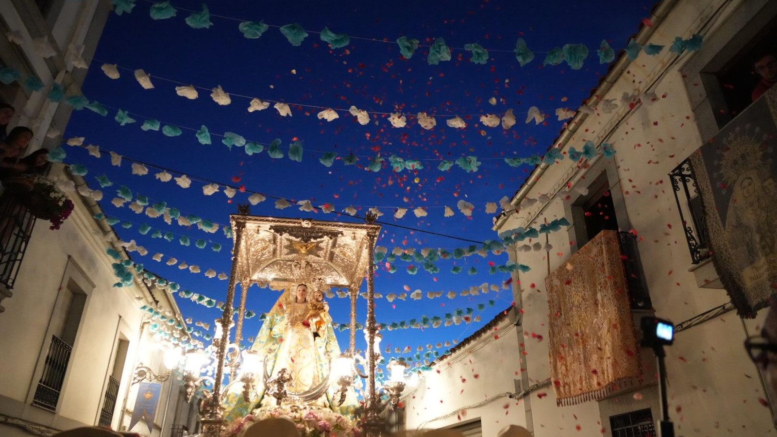 La Virgen de Luna, por las calles engalanadas de Villanueva de Córdoba.