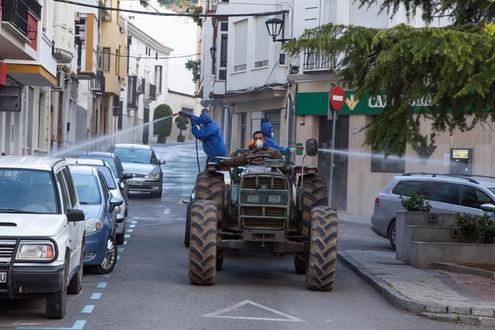 Tareas de desinfección en Doña Mencía durante la primera ola del coronavirus.