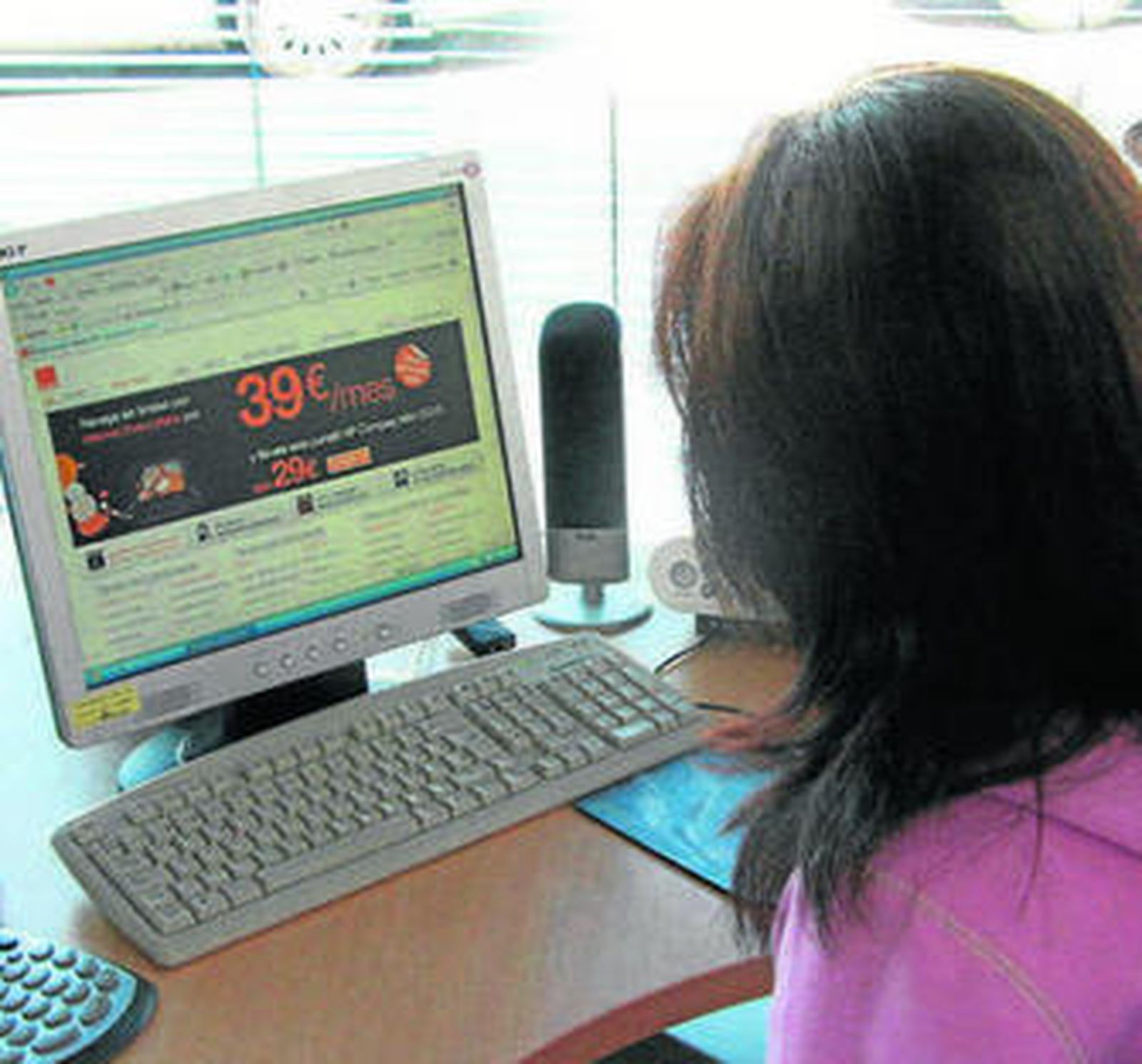 Luisa consulta la página web de Orange.