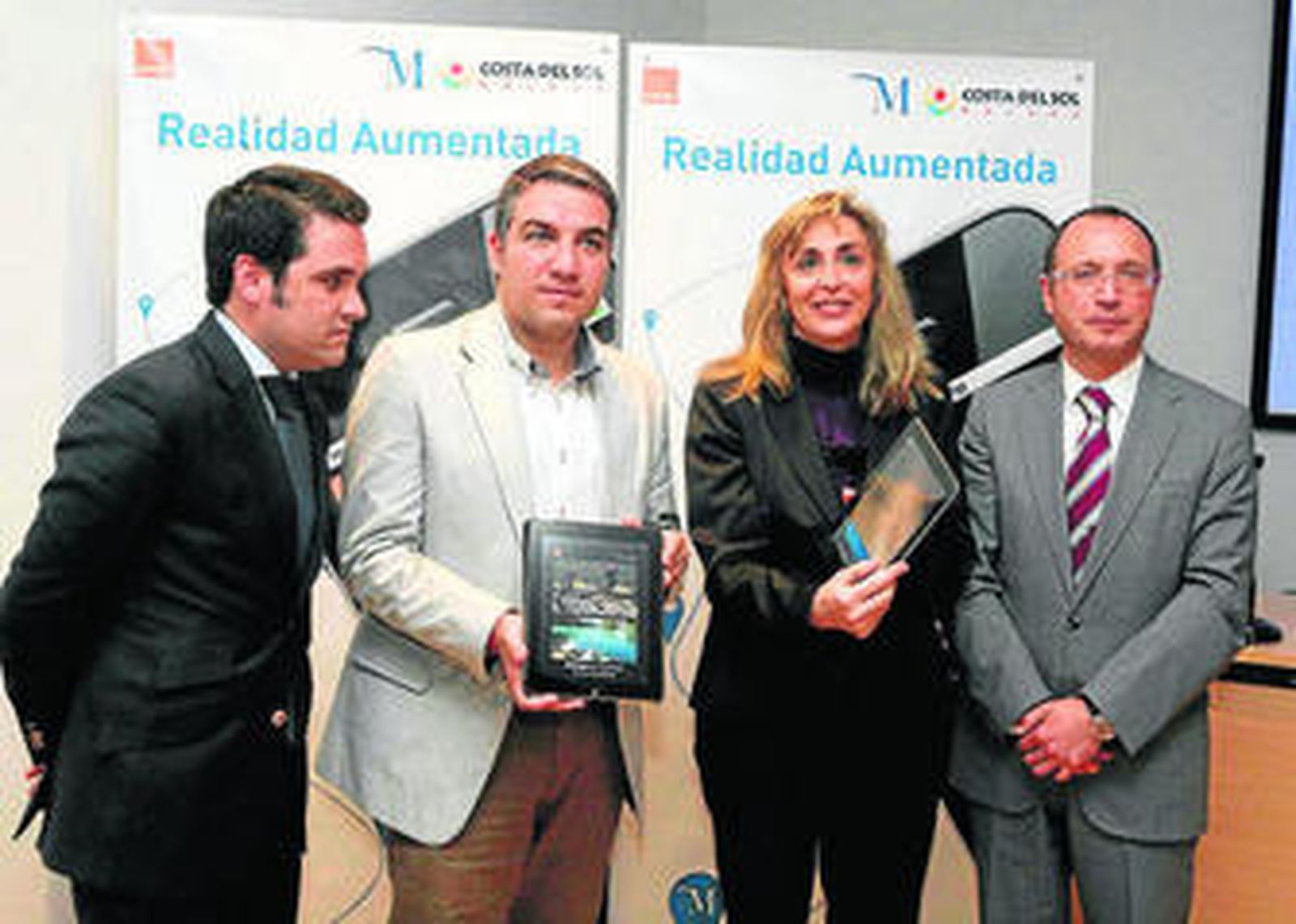 Jacobo Florido, Elías Bendodo, Alicia Calvo y Fernando Martín muestran ayer la aplicación.