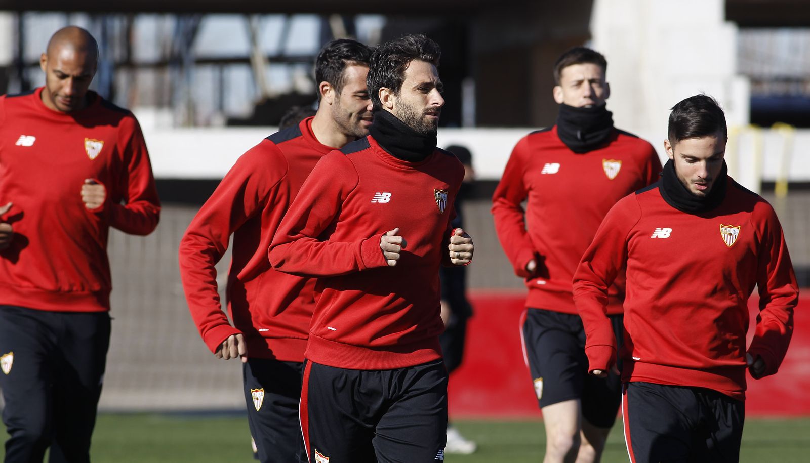 Pareja, que ayer se ejercitó al margen con molestias musculares, corre ante N'Zonzi, Iborra y Lenglet y junto a Sarabia, candidato a la banda izquierda en Las Palmas.