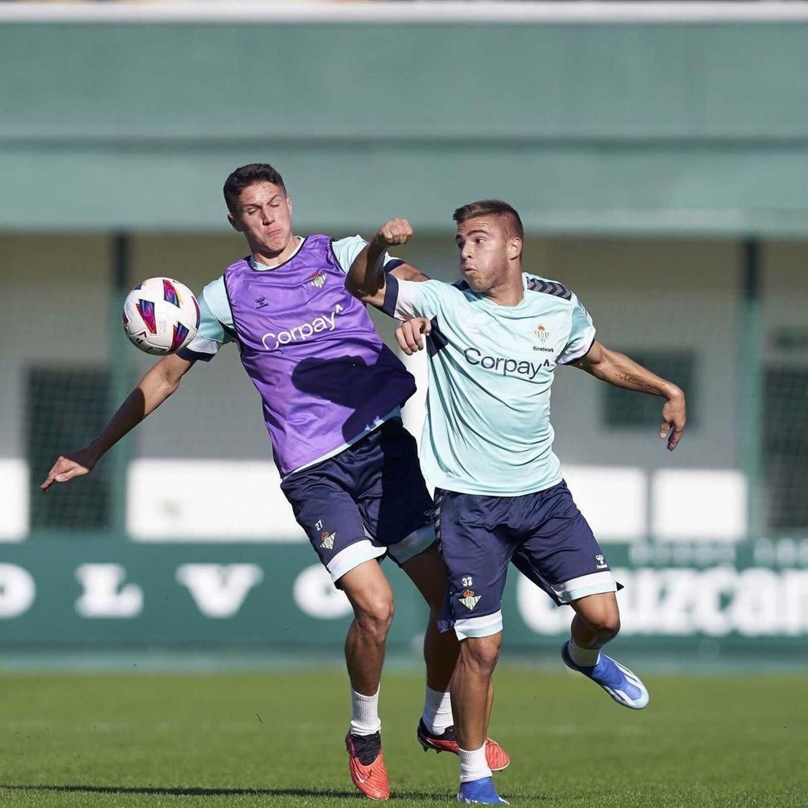 Pablo García, del juvenil, disputa el balón con Sergi Altimira en un entrenamiento del primer equipo.