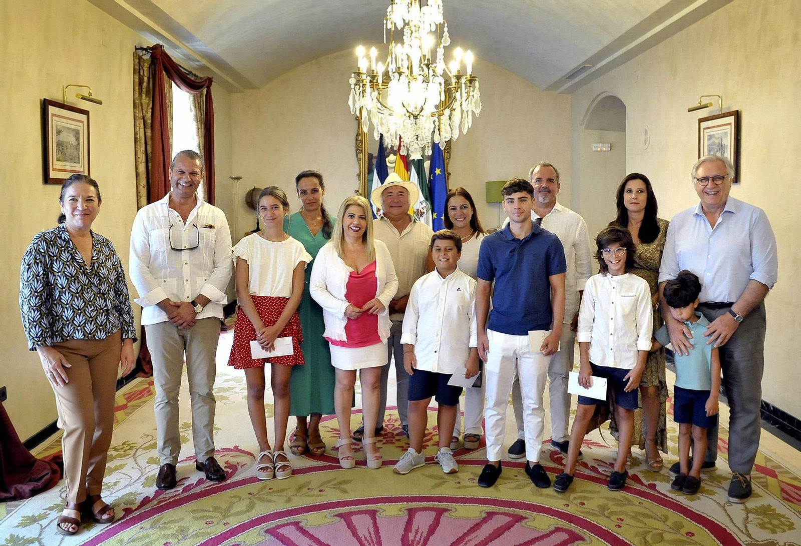 Mamen Sánchez, con los jóvenes talentos jerezanos, familiares y Francisco Camas.