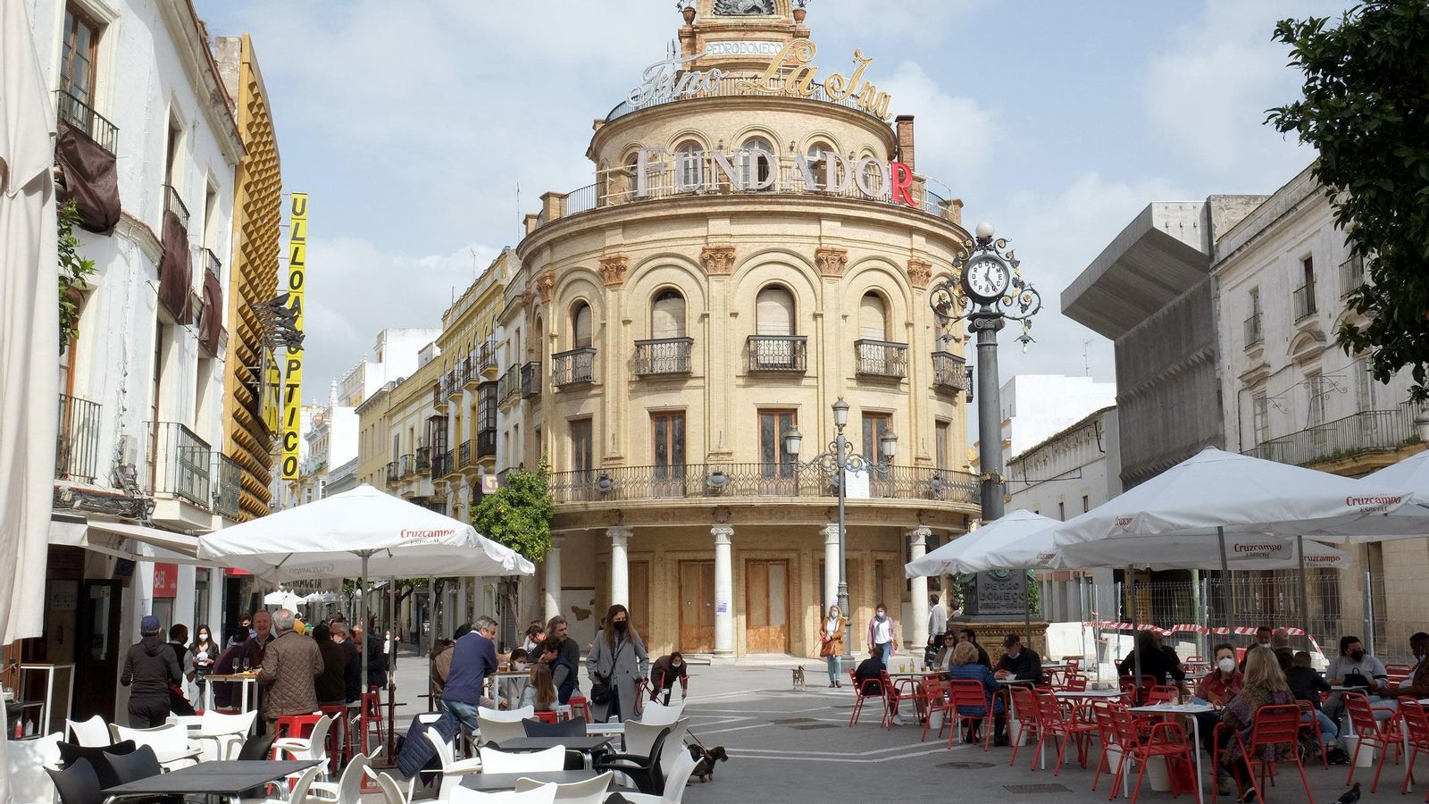 Contraste entre veladores vacíos y llenos en dos bares junto al Gallo Azul.