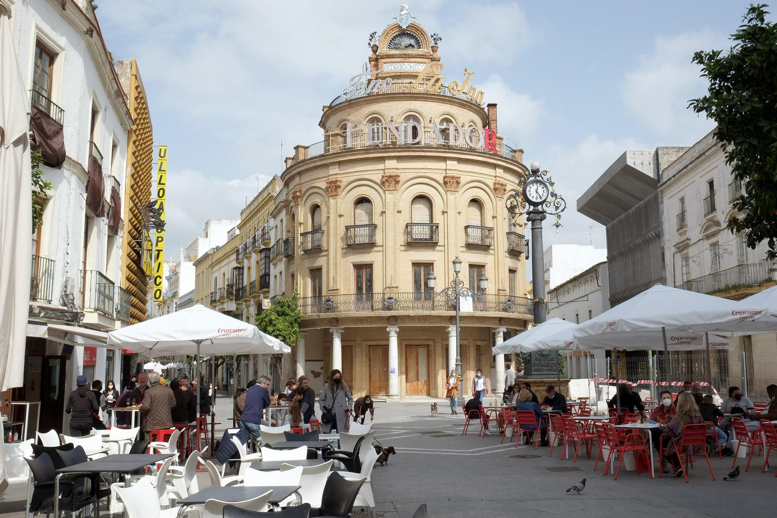 Una imagen de varias terrazas frente al Gallo Azul.
