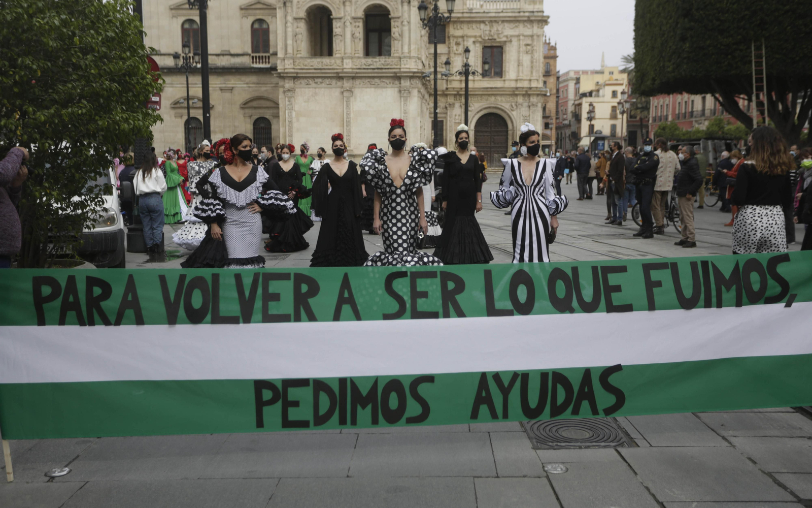Las imágenes de la manifestación del sector de la moda flamenca