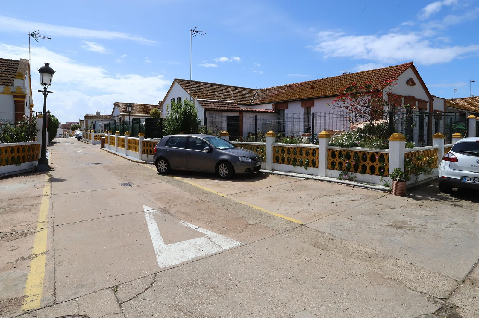 Vehículos estacionados en el Barrio Obrero.