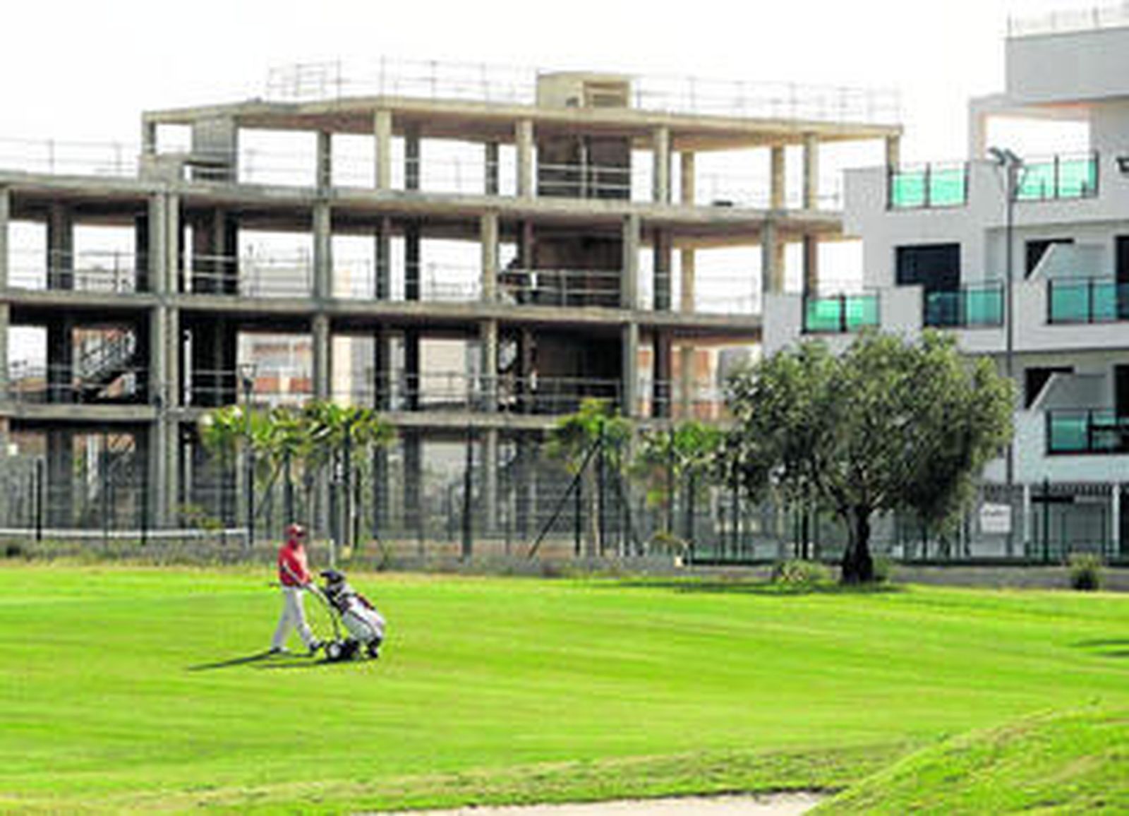 Edificación a medio construir a consecuencia de la crisis junto al campo de golf de El Toyo.