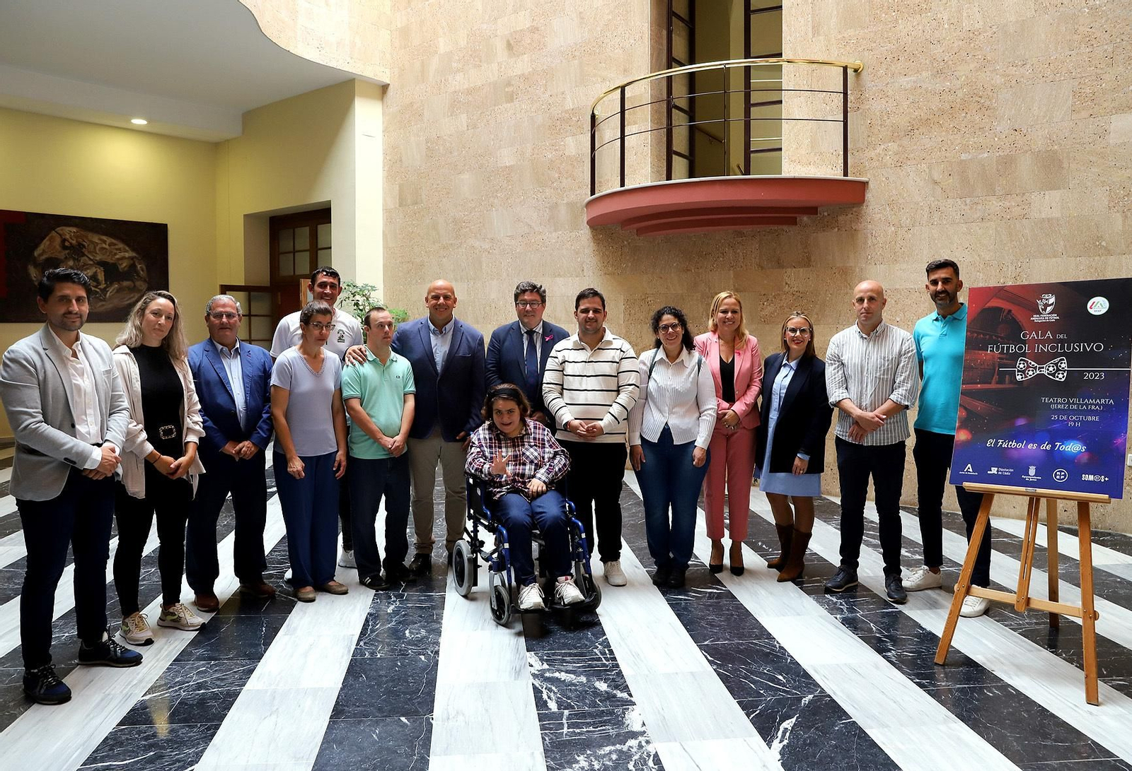 Foto de familia en el Ayuntamiento tras la presentación de la I Gala de la Liga Andaluza de Fútbol Inclusivo. Foto de familia en el Ayuntamiento tras la presentación de la I Gala de la Liga Andaluza de Fútbol Inclusivo.